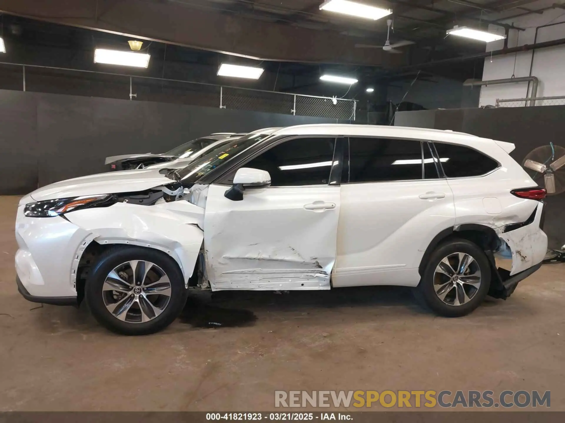 14 Photograph of a damaged car 5TDGZRBH4NS256609 TOYOTA HIGHLANDER 2022