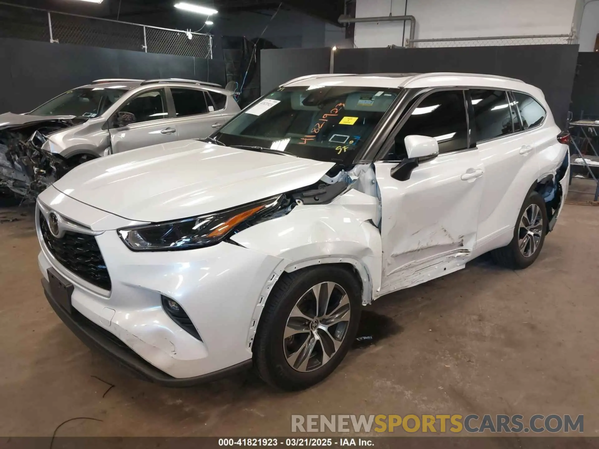 2 Photograph of a damaged car 5TDGZRBH4NS256609 TOYOTA HIGHLANDER 2022