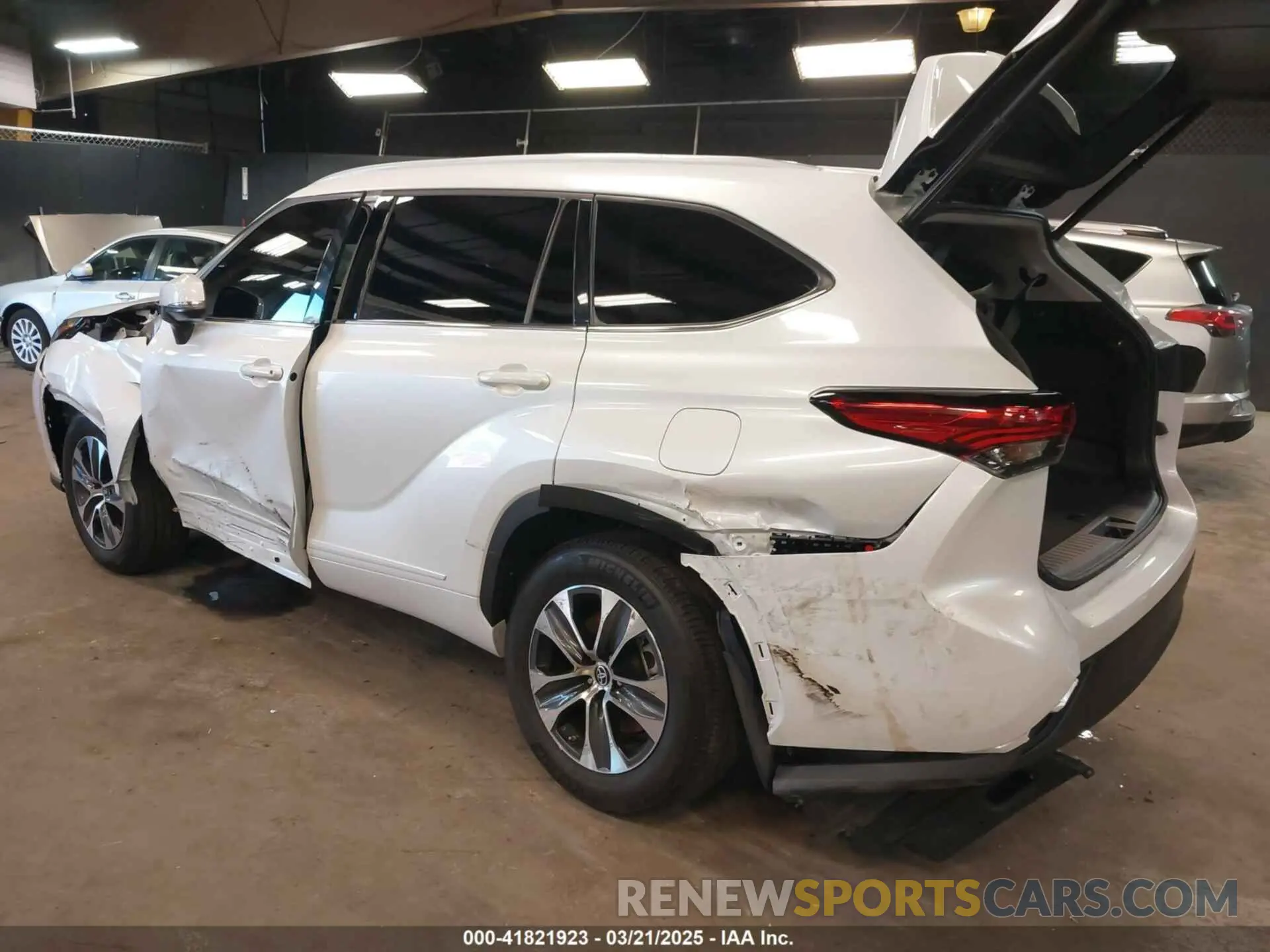3 Photograph of a damaged car 5TDGZRBH4NS256609 TOYOTA HIGHLANDER 2022