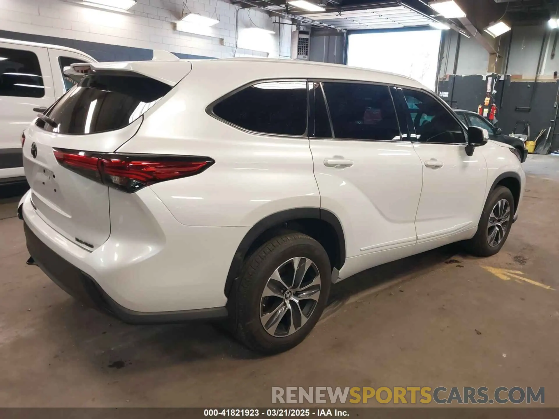 4 Photograph of a damaged car 5TDGZRBH4NS256609 TOYOTA HIGHLANDER 2022