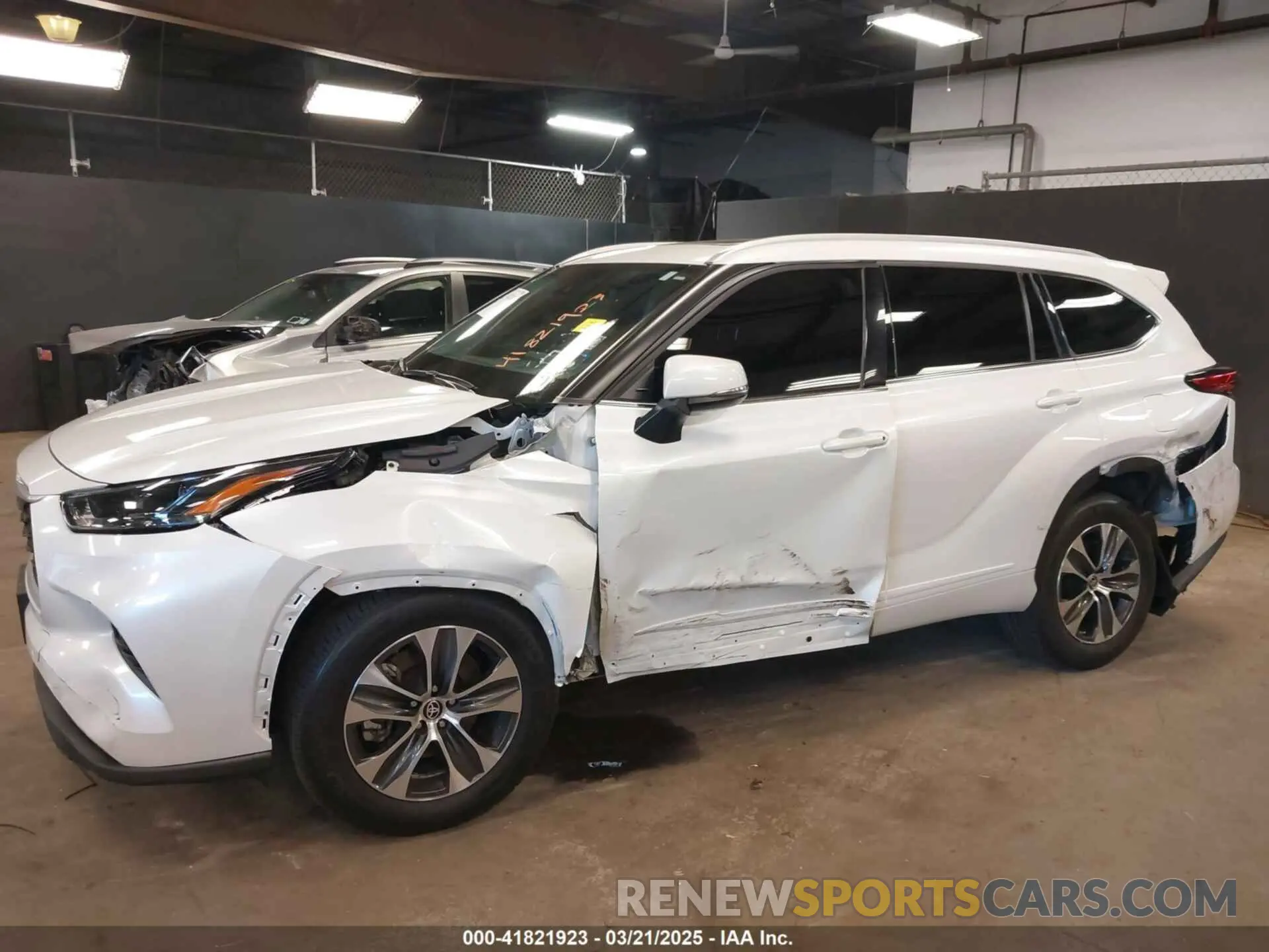 6 Photograph of a damaged car 5TDGZRBH4NS256609 TOYOTA HIGHLANDER 2022