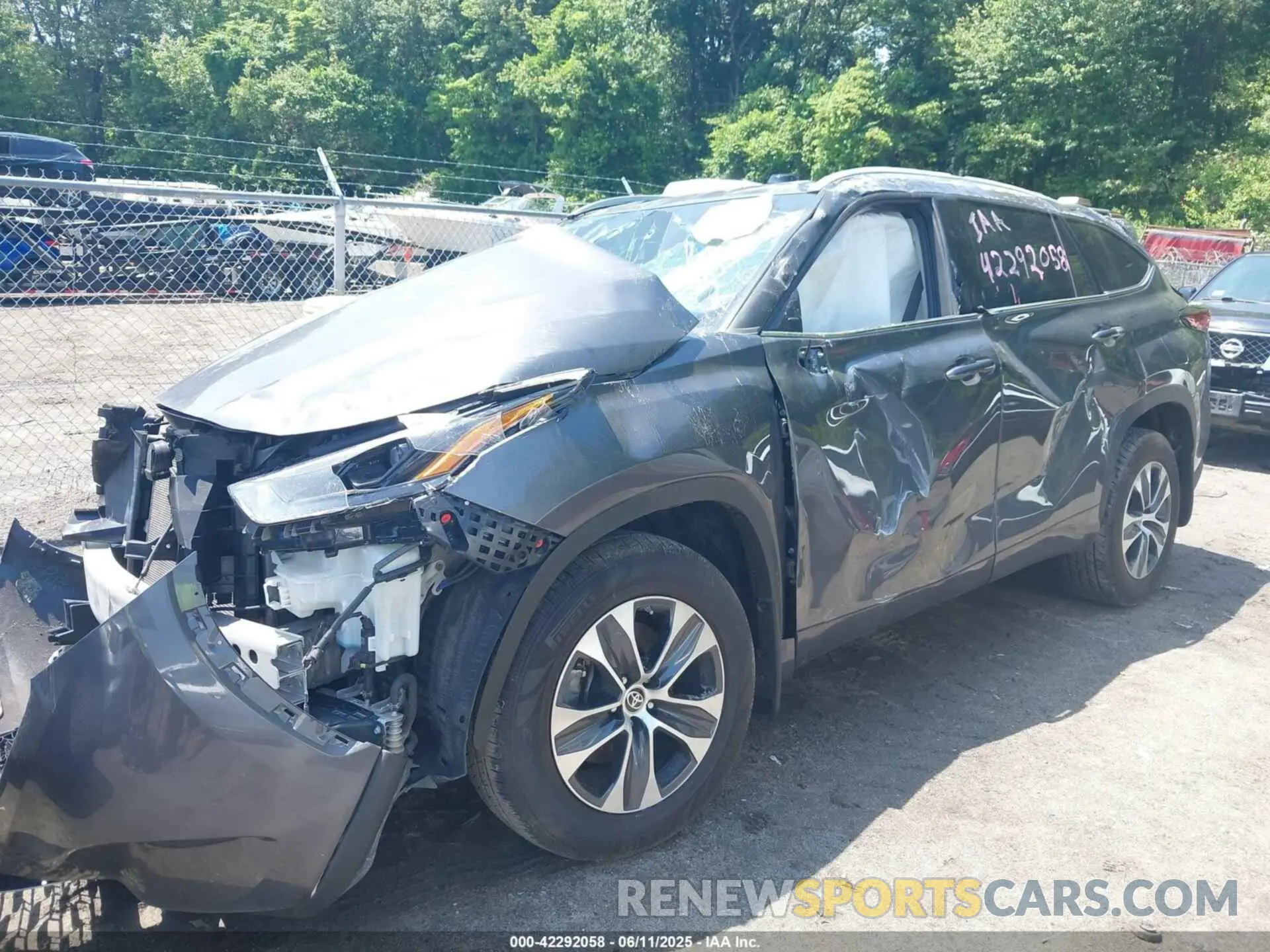 2 Photograph of a damaged car 5TDGZRBH4NS567876 TOYOTA HIGHLANDER 2022