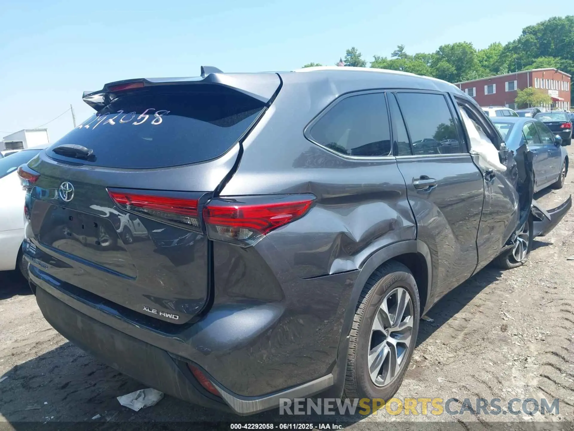 4 Photograph of a damaged car 5TDGZRBH4NS567876 TOYOTA HIGHLANDER 2022