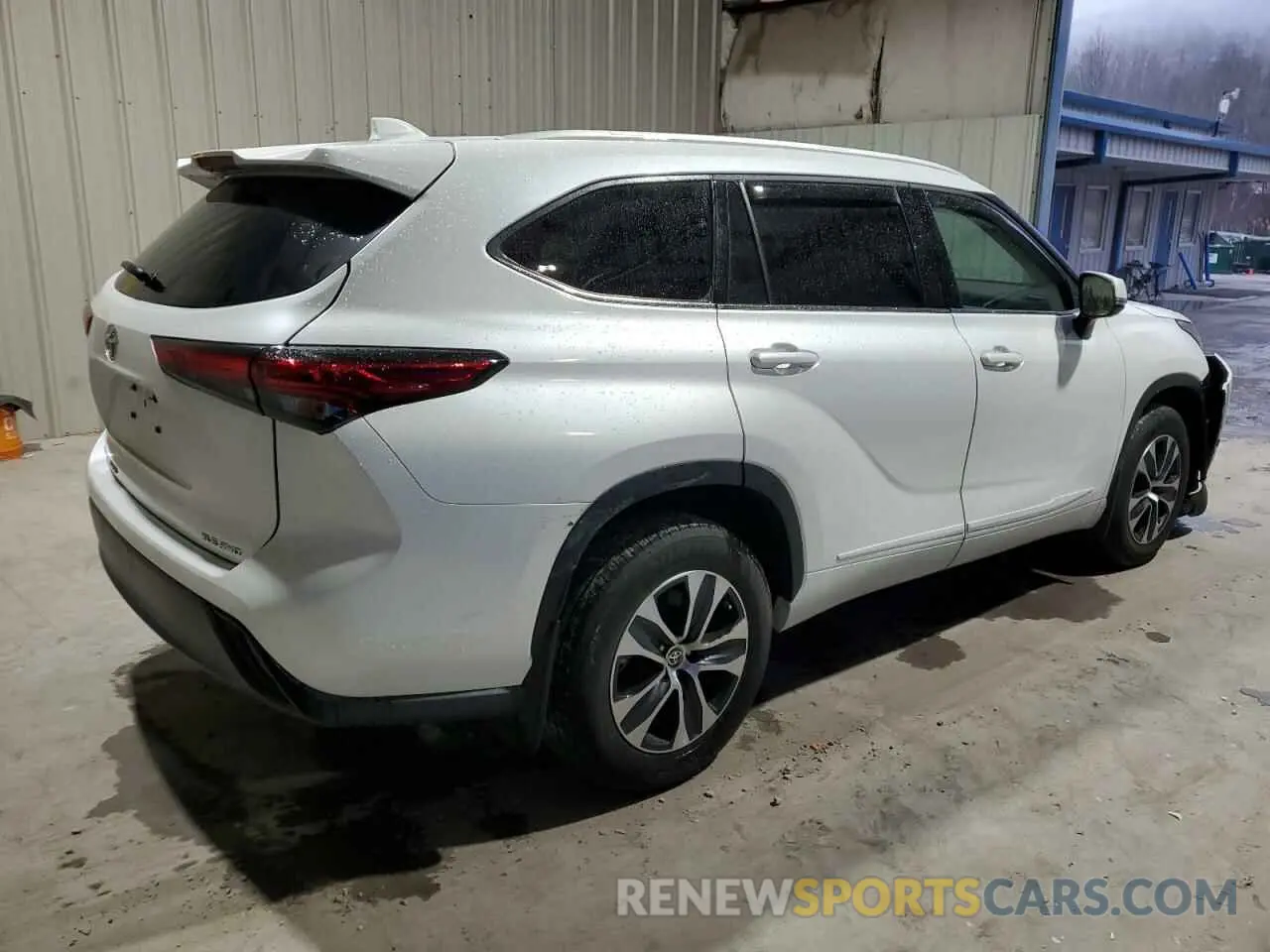 3 Photograph of a damaged car 5TDGZRBH5NS564856 TOYOTA HIGHLANDER 2022