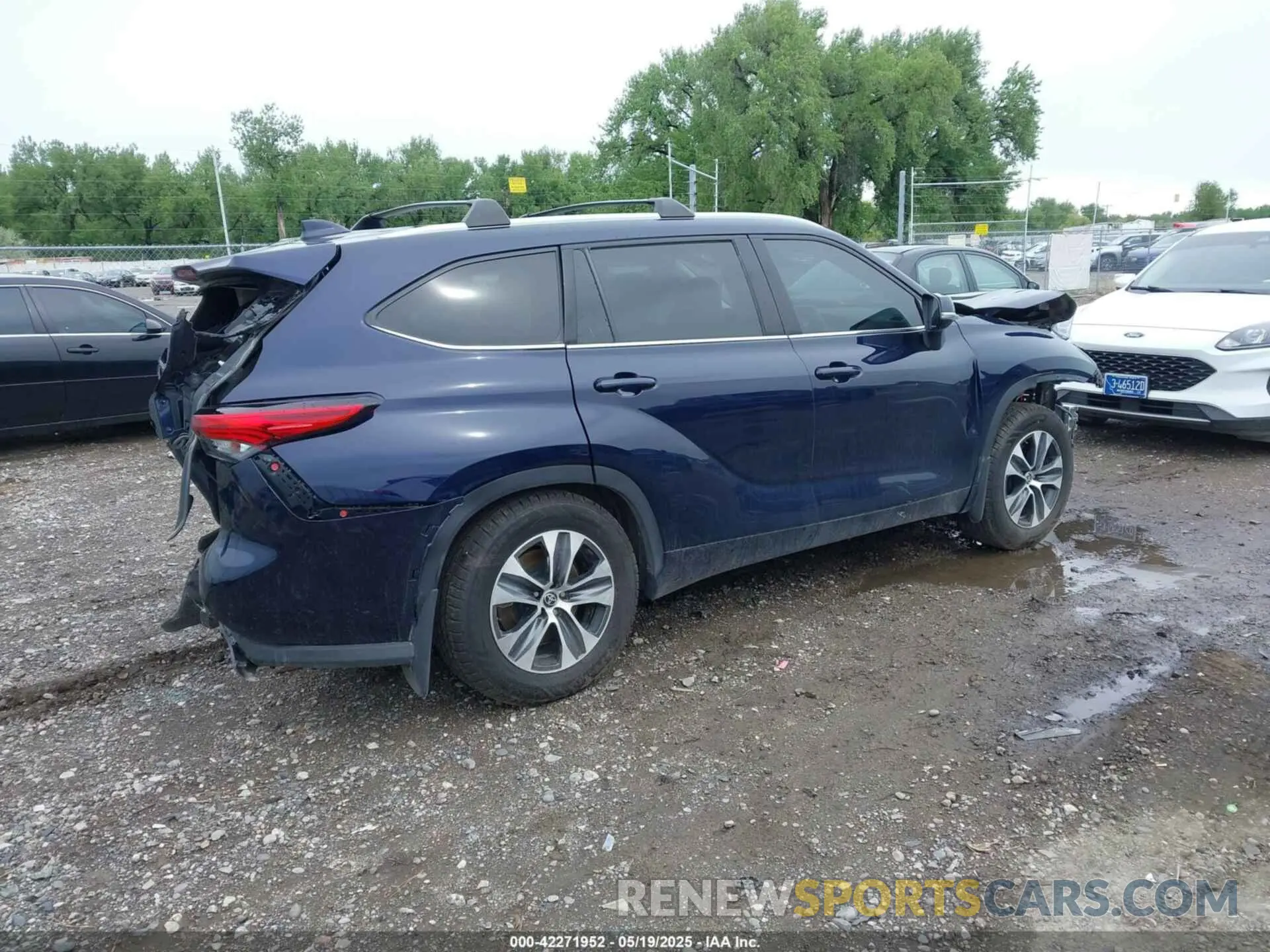 4 Photograph of a damaged car 5TDGZRBH6NS591080 TOYOTA HIGHLANDER 2022
