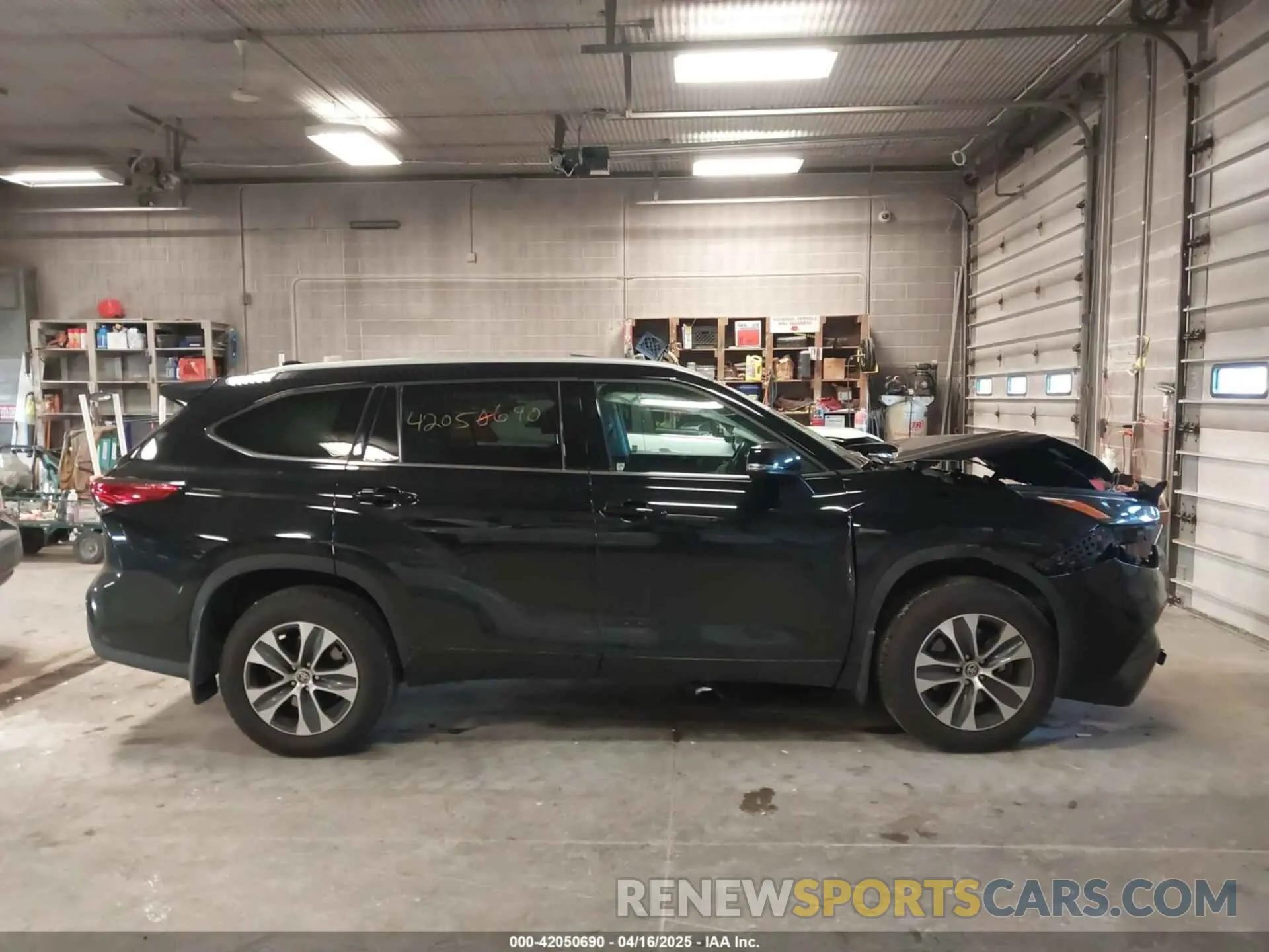 13 Photograph of a damaged car 5TDGZRBH7NS562428 TOYOTA HIGHLANDER 2022