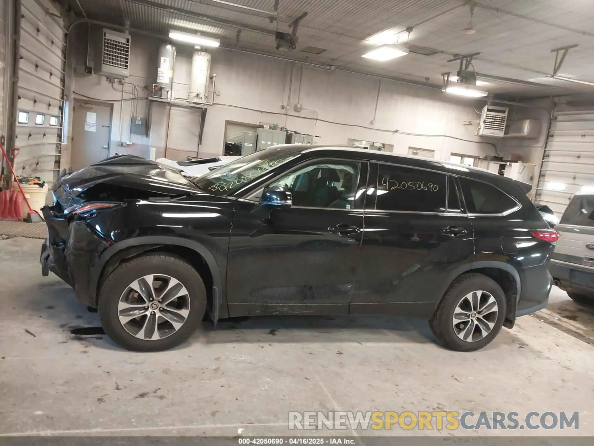 14 Photograph of a damaged car 5TDGZRBH7NS562428 TOYOTA HIGHLANDER 2022