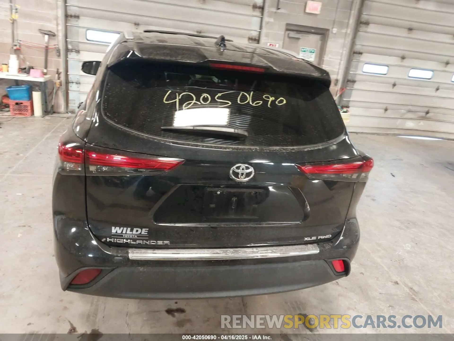 16 Photograph of a damaged car 5TDGZRBH7NS562428 TOYOTA HIGHLANDER 2022