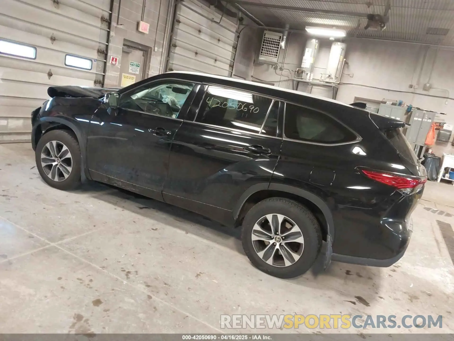 3 Photograph of a damaged car 5TDGZRBH7NS562428 TOYOTA HIGHLANDER 2022