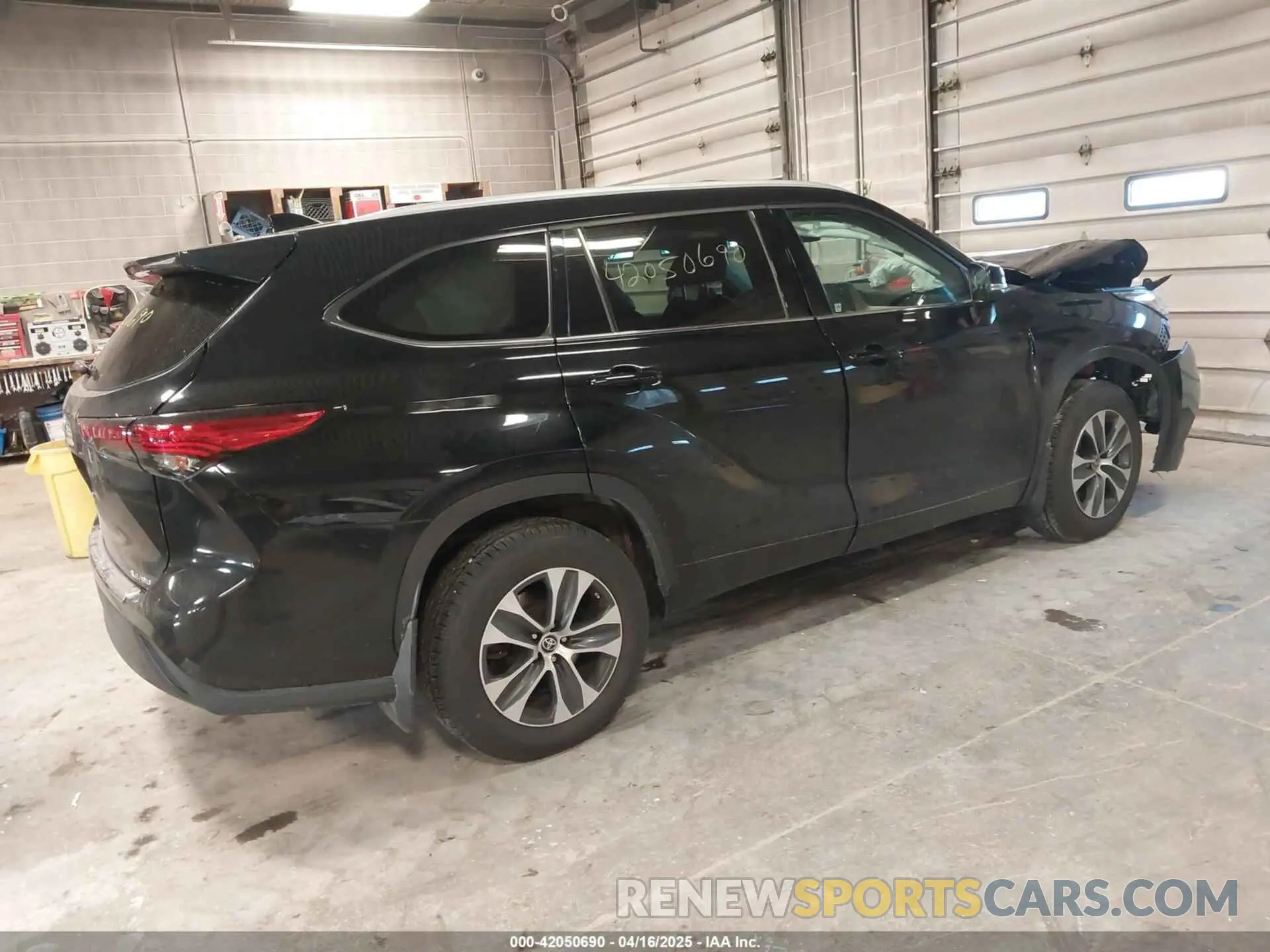 4 Photograph of a damaged car 5TDGZRBH7NS562428 TOYOTA HIGHLANDER 2022