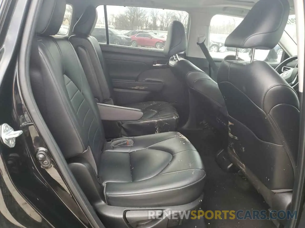 11 Photograph of a damaged car 5TDGZRBH8NS216887 TOYOTA HIGHLANDER 2022
