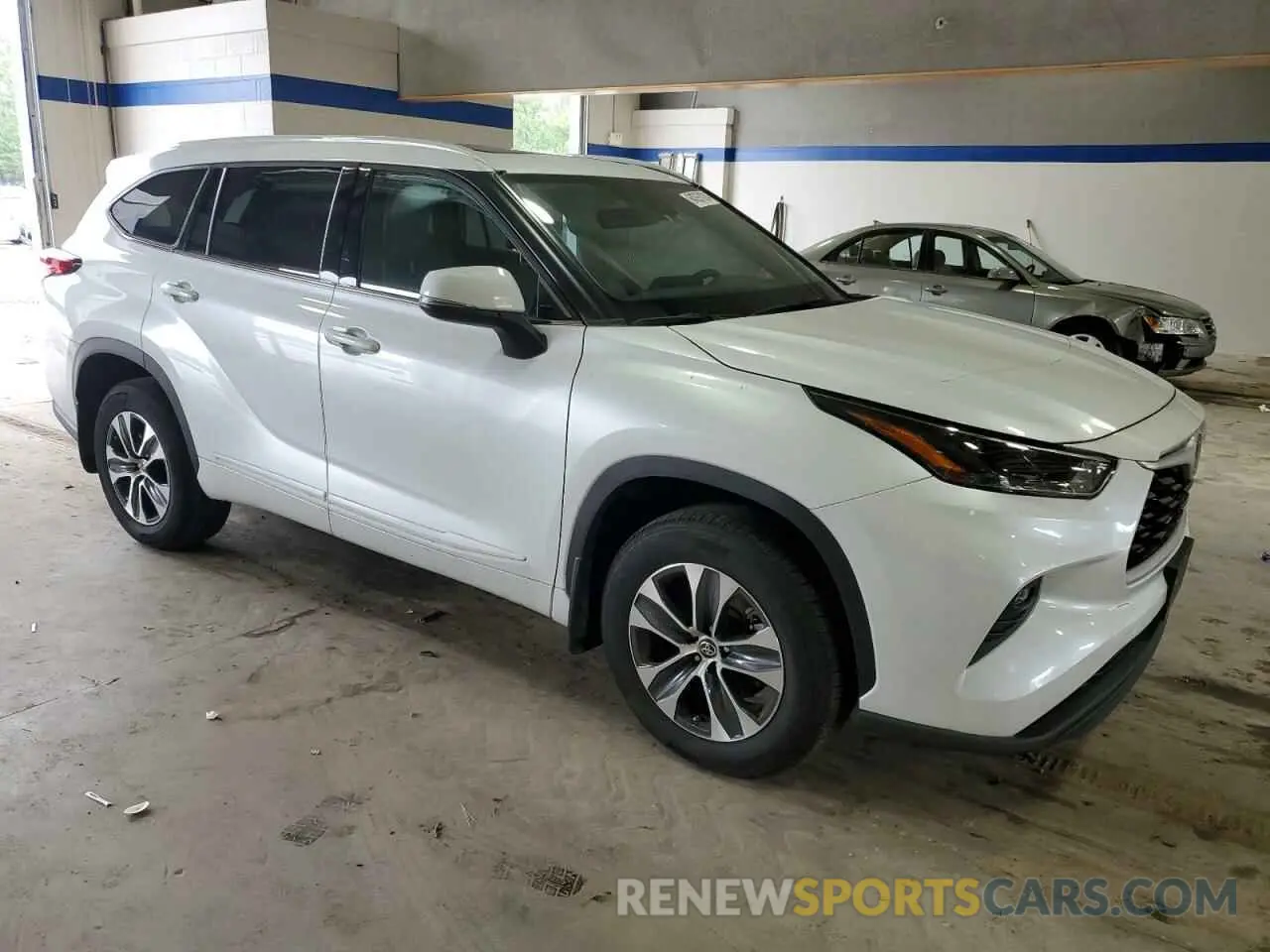 4 Photograph of a damaged car 5TDGZRBH8NS577195 TOYOTA HIGHLANDER 2022