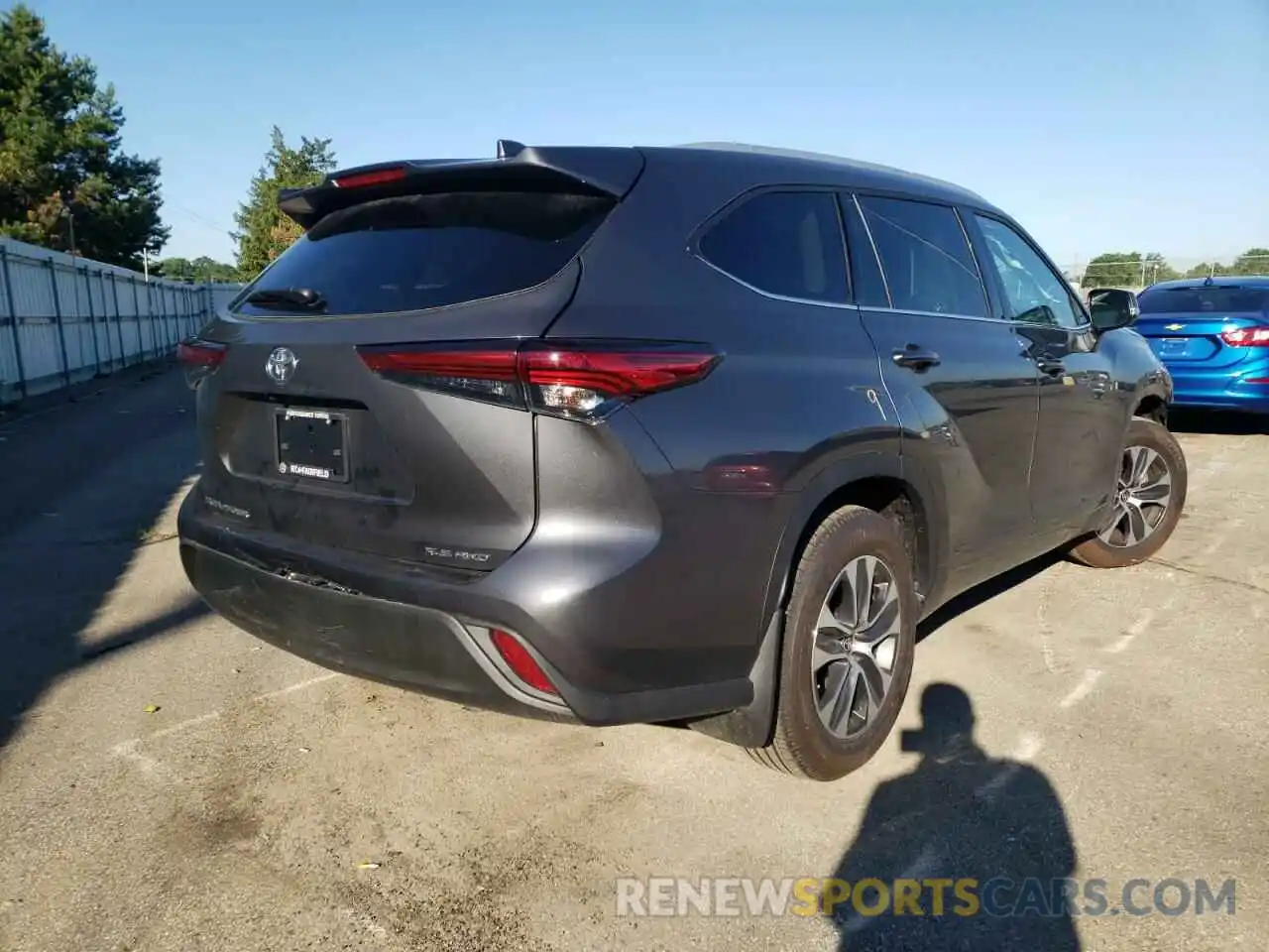 4 Photograph of a damaged car 5TDGZRBH8NS579111 TOYOTA HIGHLANDER 2022