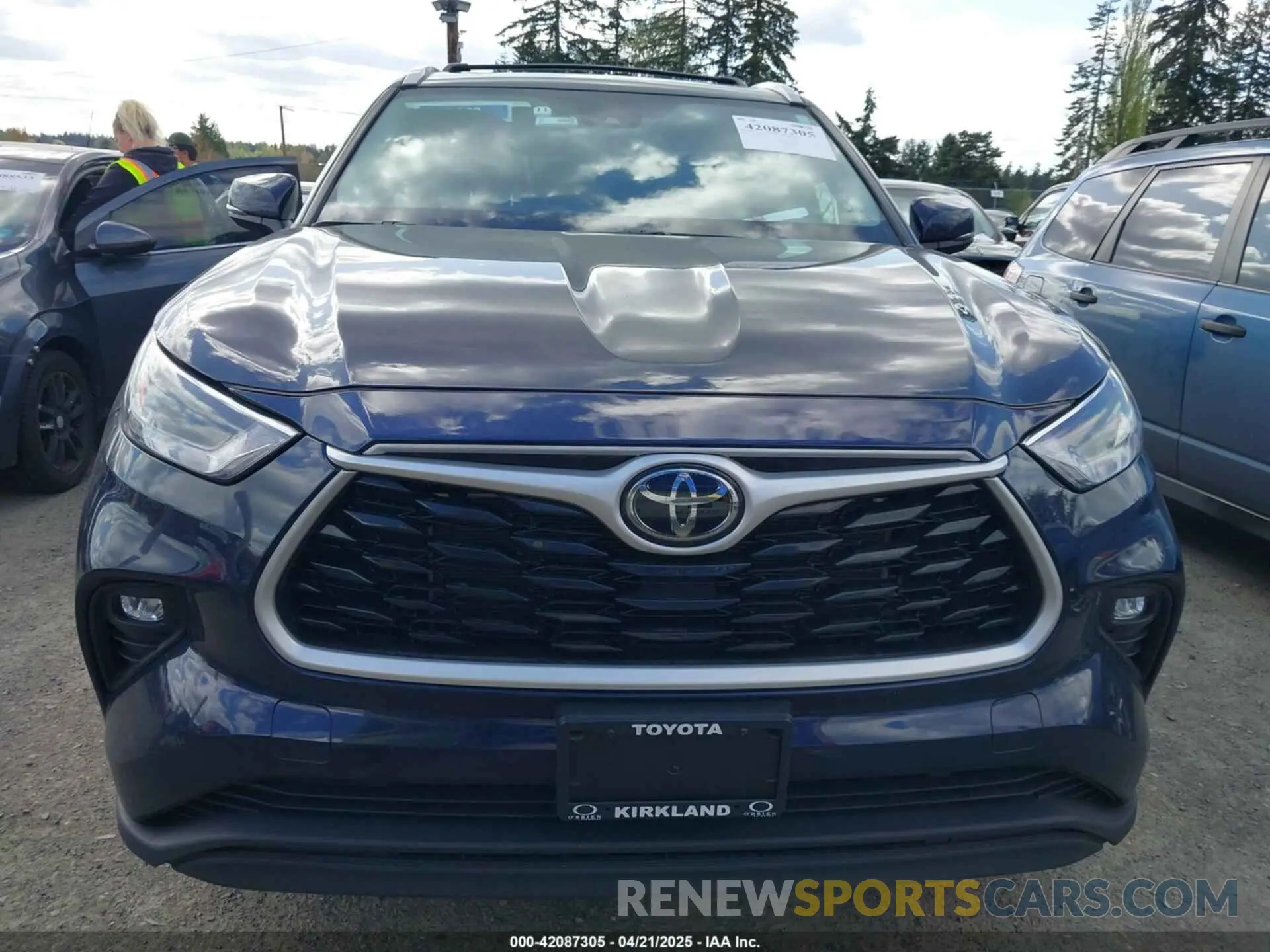 12 Photograph of a damaged car 5TDGZRBH8NS587449 TOYOTA HIGHLANDER 2022