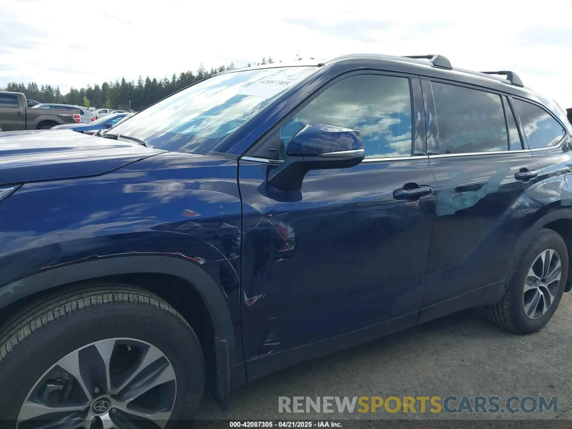 14 Photograph of a damaged car 5TDGZRBH8NS587449 TOYOTA HIGHLANDER 2022