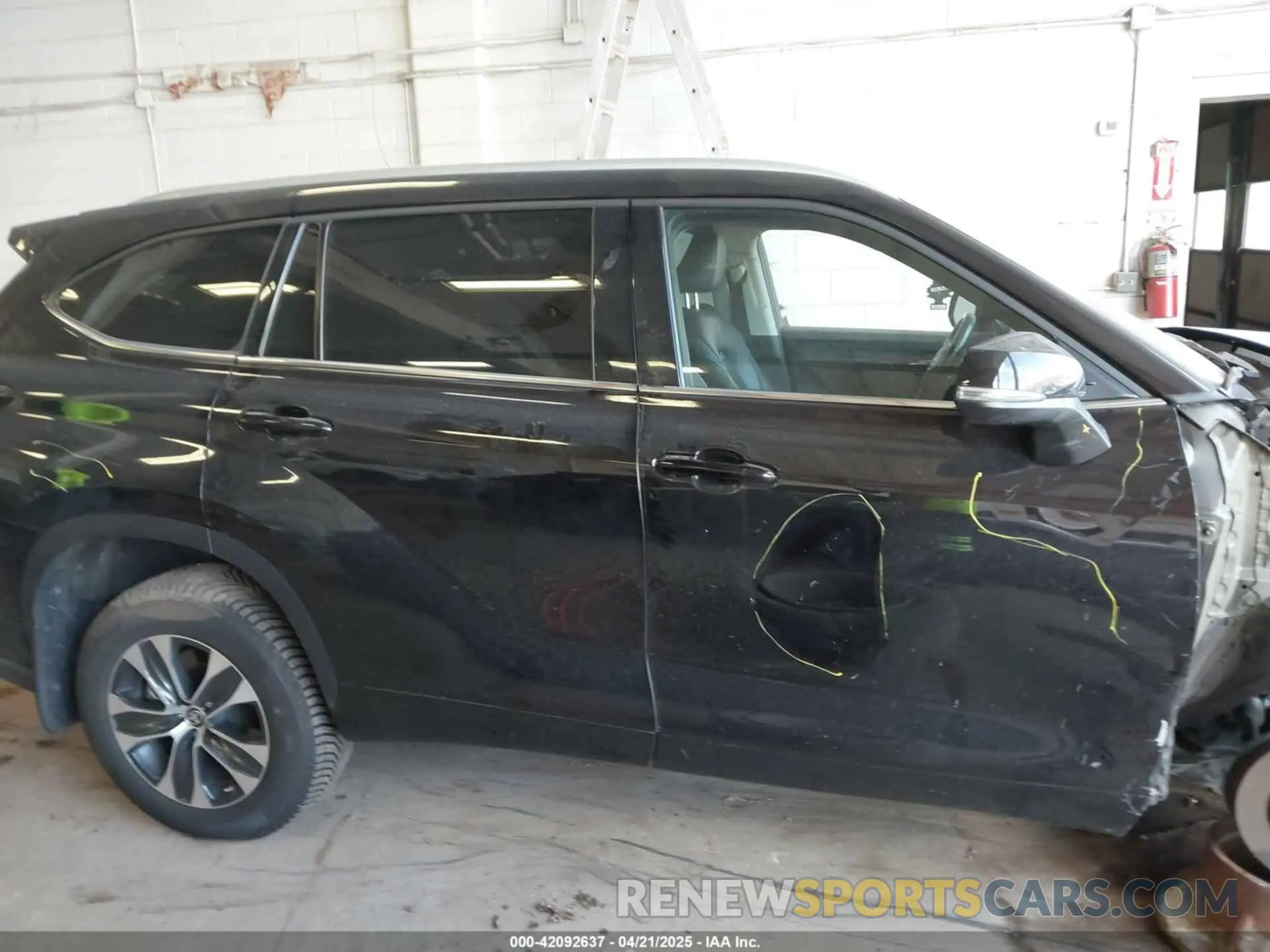14 Photograph of a damaged car 5TDGZRBH9NS171927 TOYOTA HIGHLANDER 2022