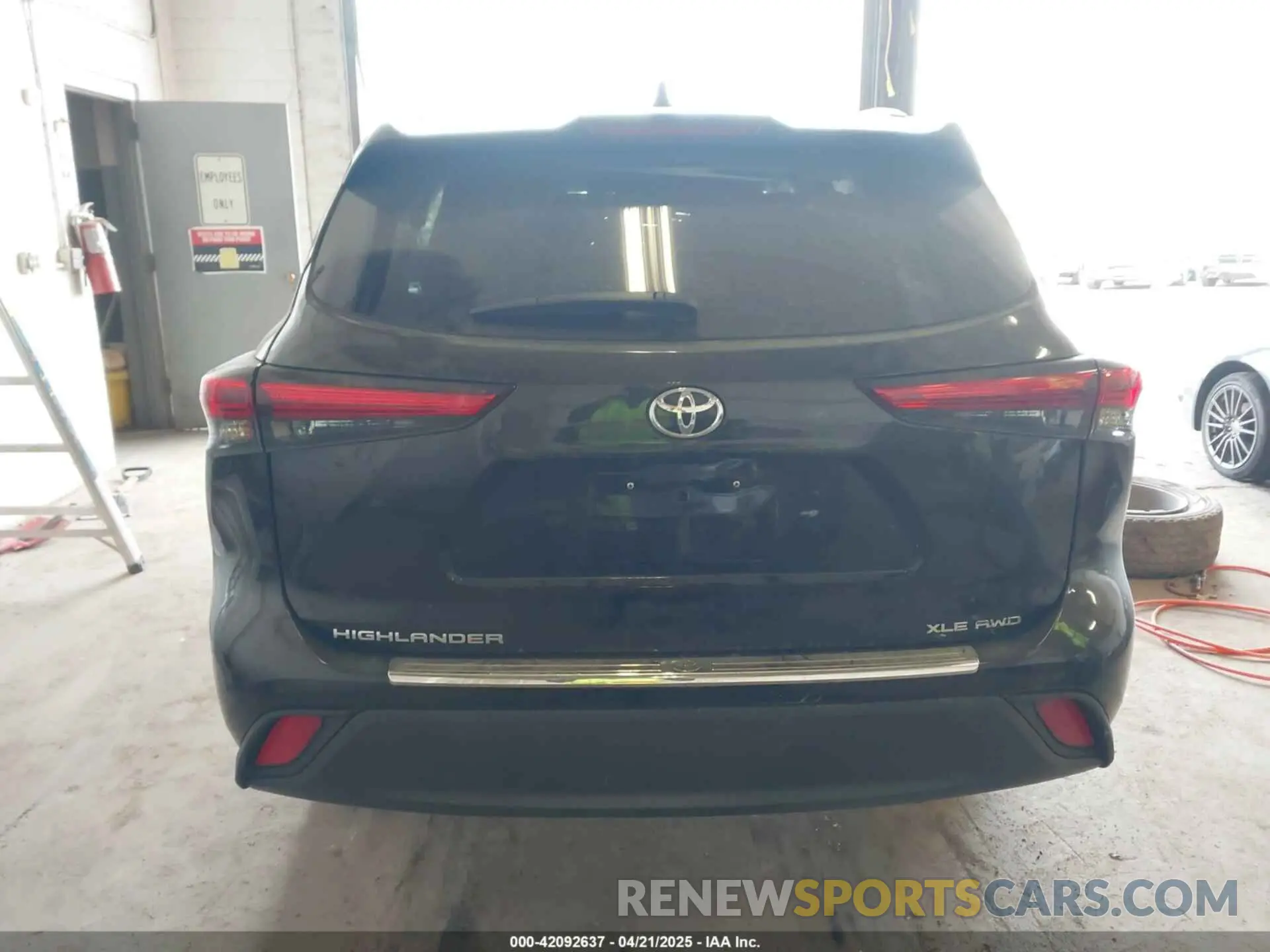 17 Photograph of a damaged car 5TDGZRBH9NS171927 TOYOTA HIGHLANDER 2022