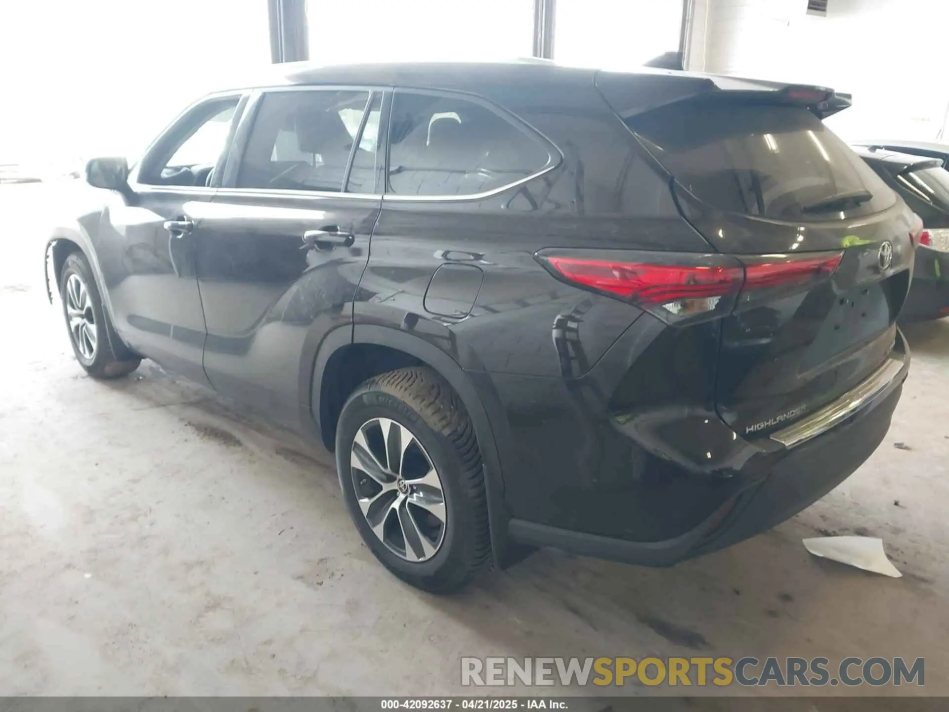 3 Photograph of a damaged car 5TDGZRBH9NS171927 TOYOTA HIGHLANDER 2022