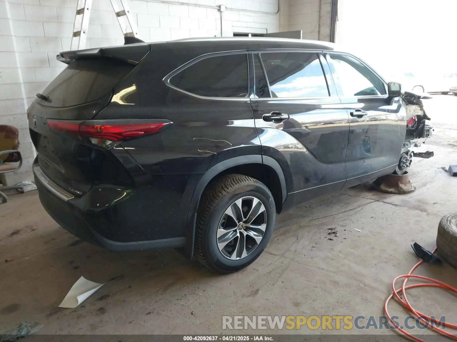 4 Photograph of a damaged car 5TDGZRBH9NS171927 TOYOTA HIGHLANDER 2022