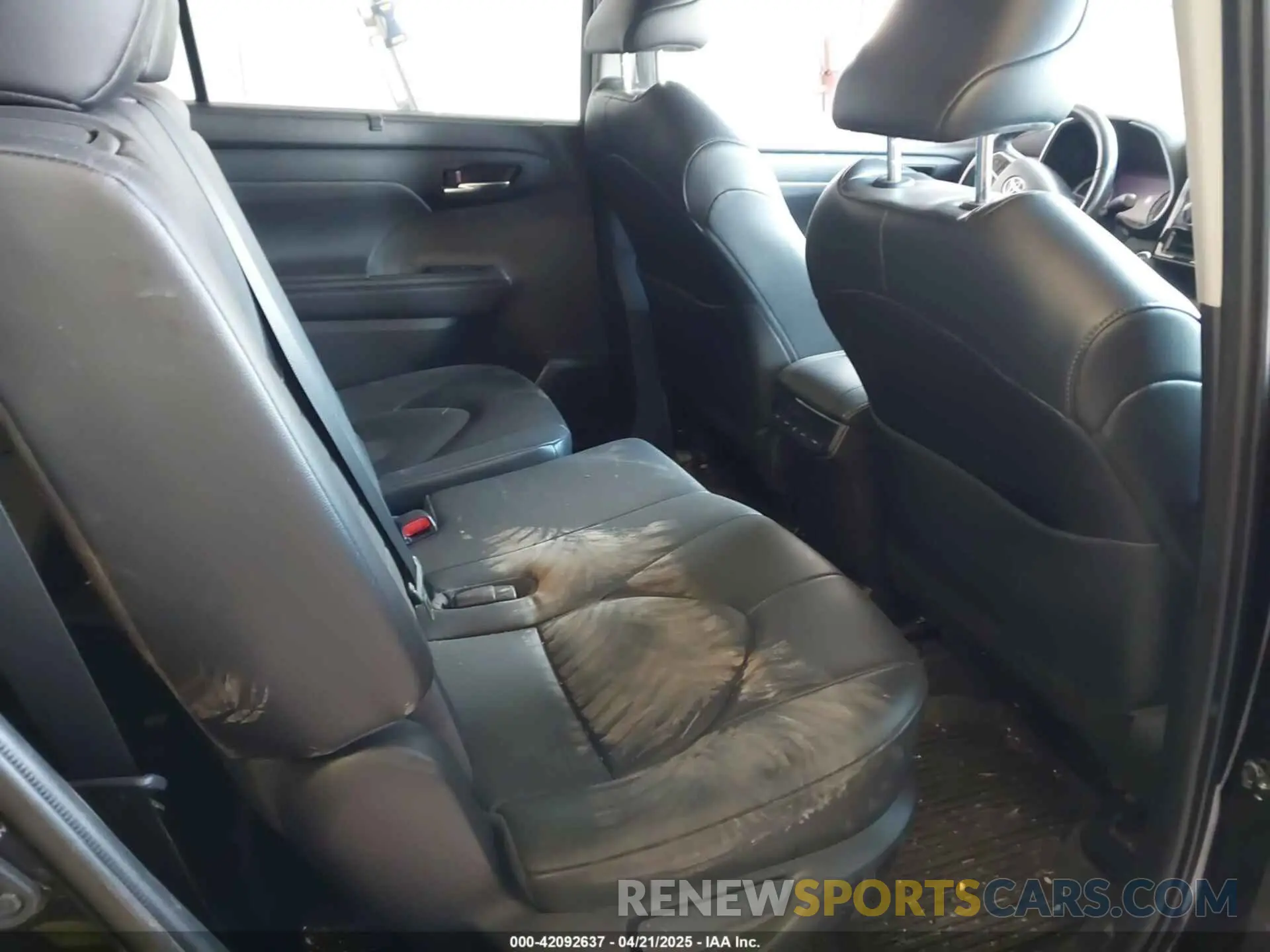 8 Photograph of a damaged car 5TDGZRBH9NS171927 TOYOTA HIGHLANDER 2022