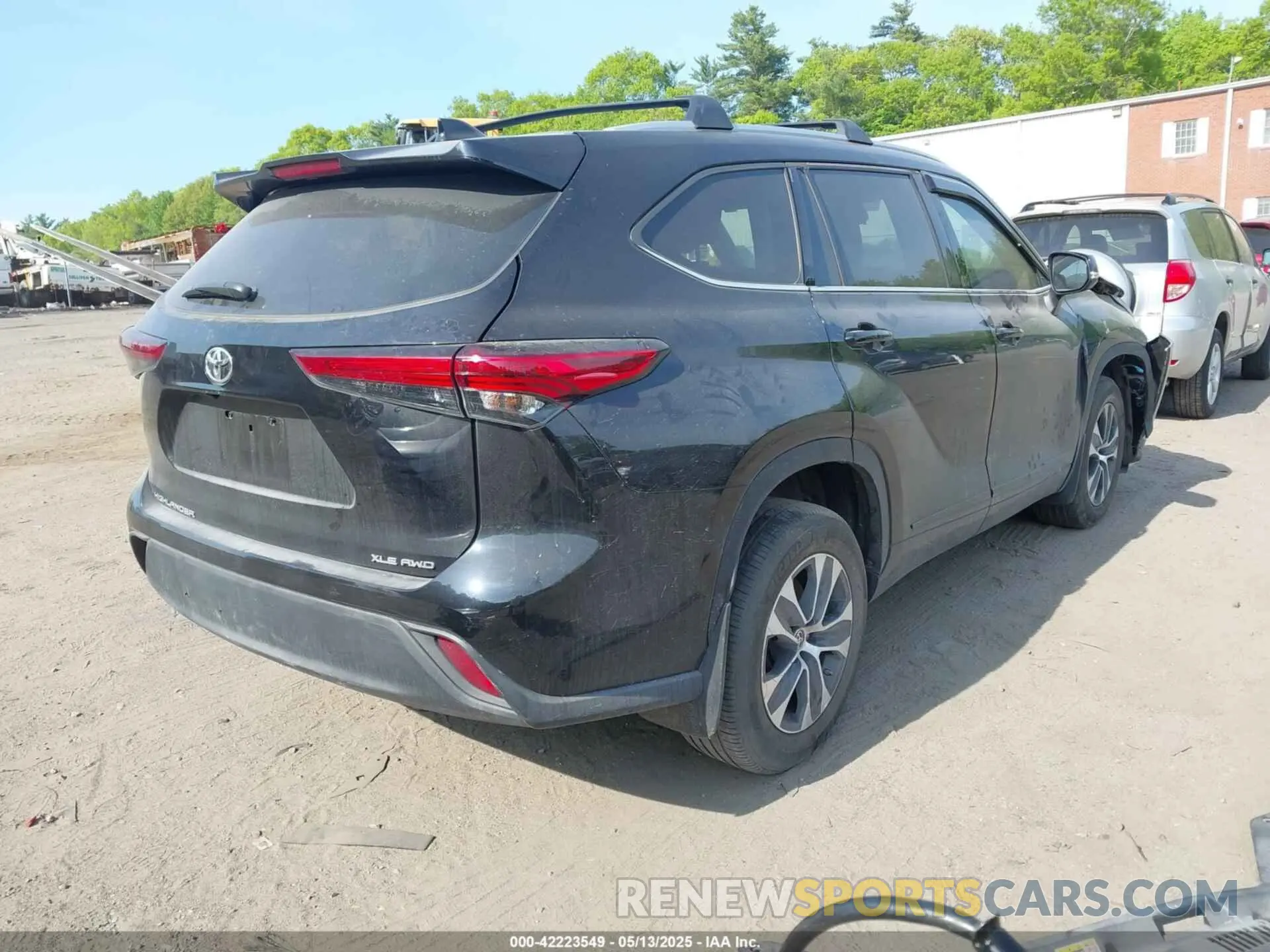 4 Photograph of a damaged car 5TDGZRBH9NS578954 TOYOTA HIGHLANDER 2022