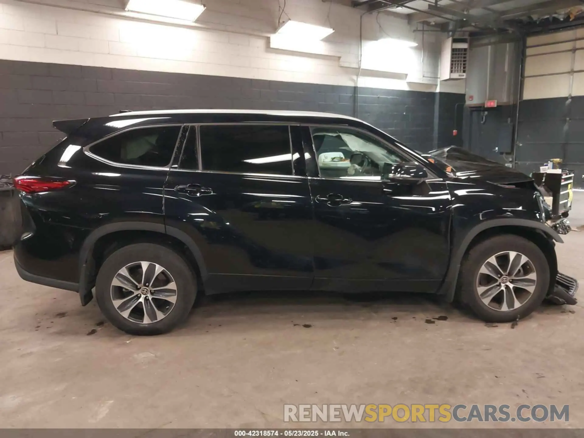 14 Photograph of a damaged car 5TDGZRBH9NS591042 TOYOTA HIGHLANDER 2022