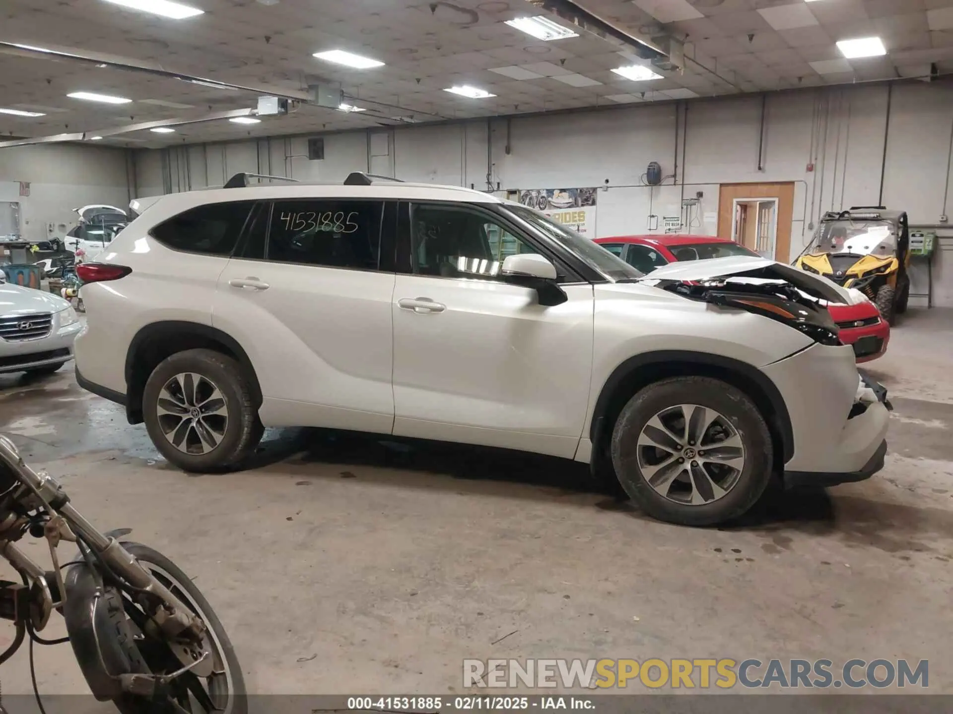 13 Photograph of a damaged car 5TDGZRBH9NS596046 TOYOTA HIGHLANDER 2022