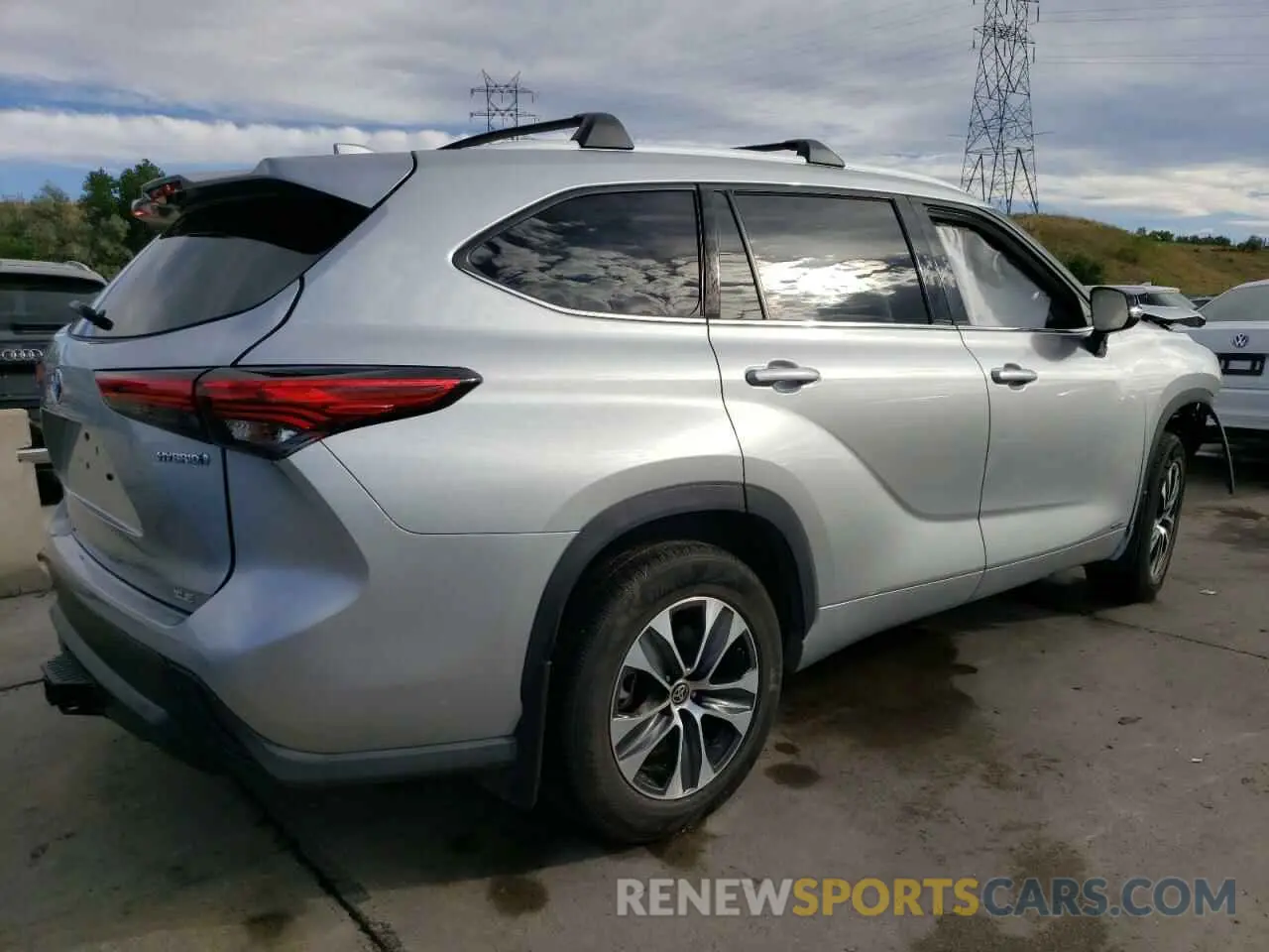 3 Photograph of a damaged car 5TDHBRCHXNS547459 TOYOTA HIGHLANDER 2022