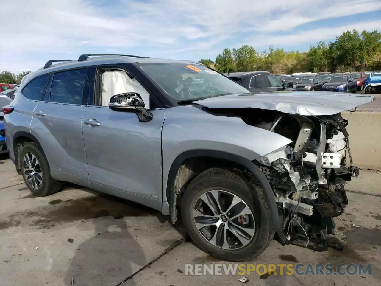 4 Photograph of a damaged car 5TDHBRCHXNS547459 TOYOTA HIGHLANDER 2022