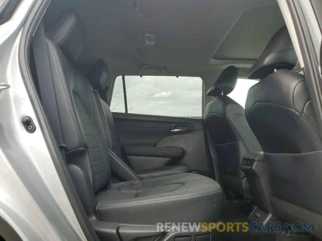 11 Photograph of a damaged car 5TDHZRAH2NS121814 TOYOTA HIGHLANDER 2022