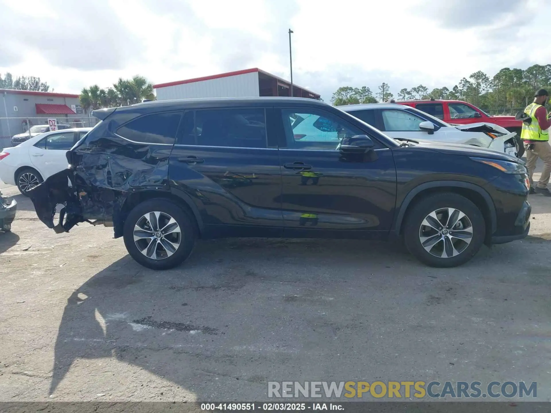 14 Photograph of a damaged car 5TDHZRAH2NS545946 TOYOTA HIGHLANDER 2022