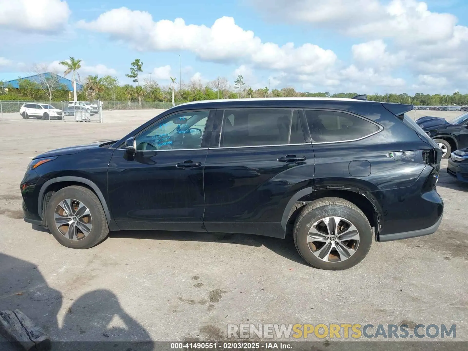 15 Photograph of a damaged car 5TDHZRAH2NS545946 TOYOTA HIGHLANDER 2022