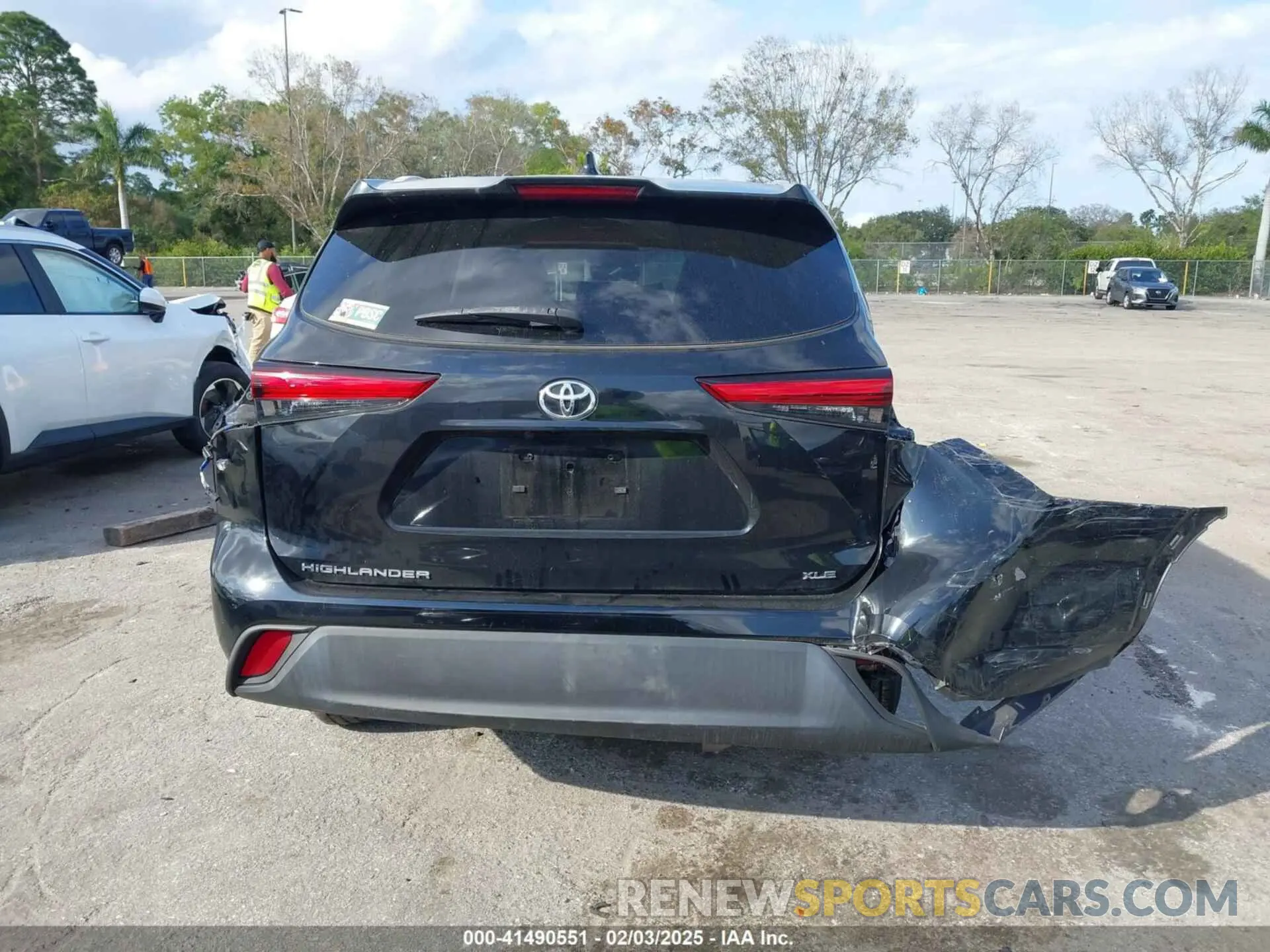 17 Photograph of a damaged car 5TDHZRAH2NS545946 TOYOTA HIGHLANDER 2022