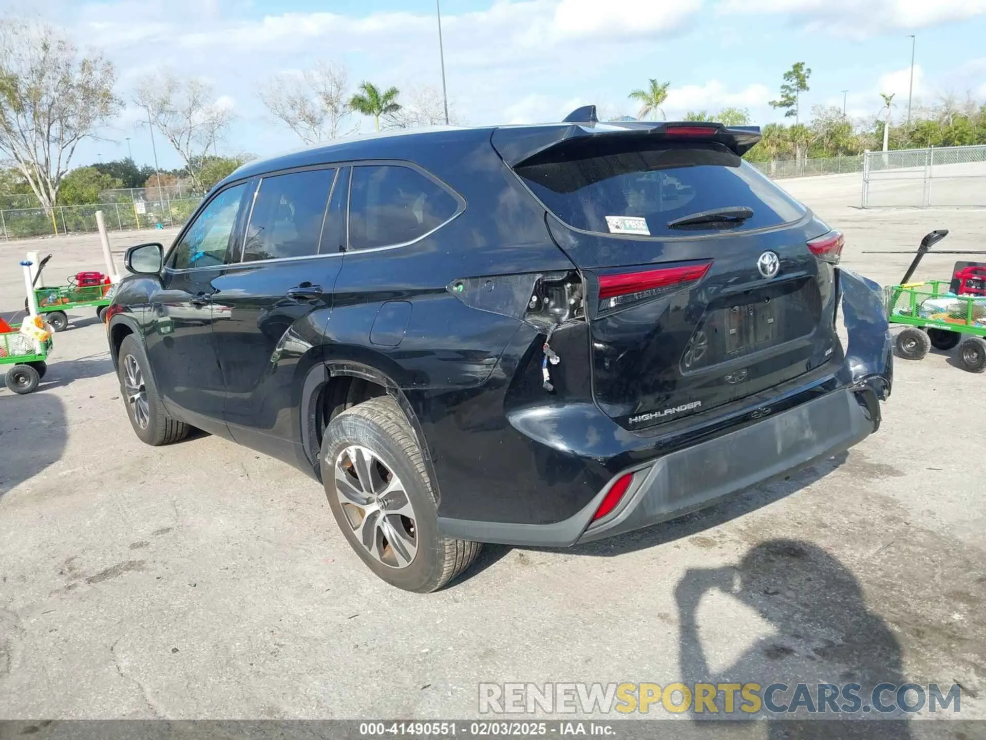 3 Photograph of a damaged car 5TDHZRAH2NS545946 TOYOTA HIGHLANDER 2022