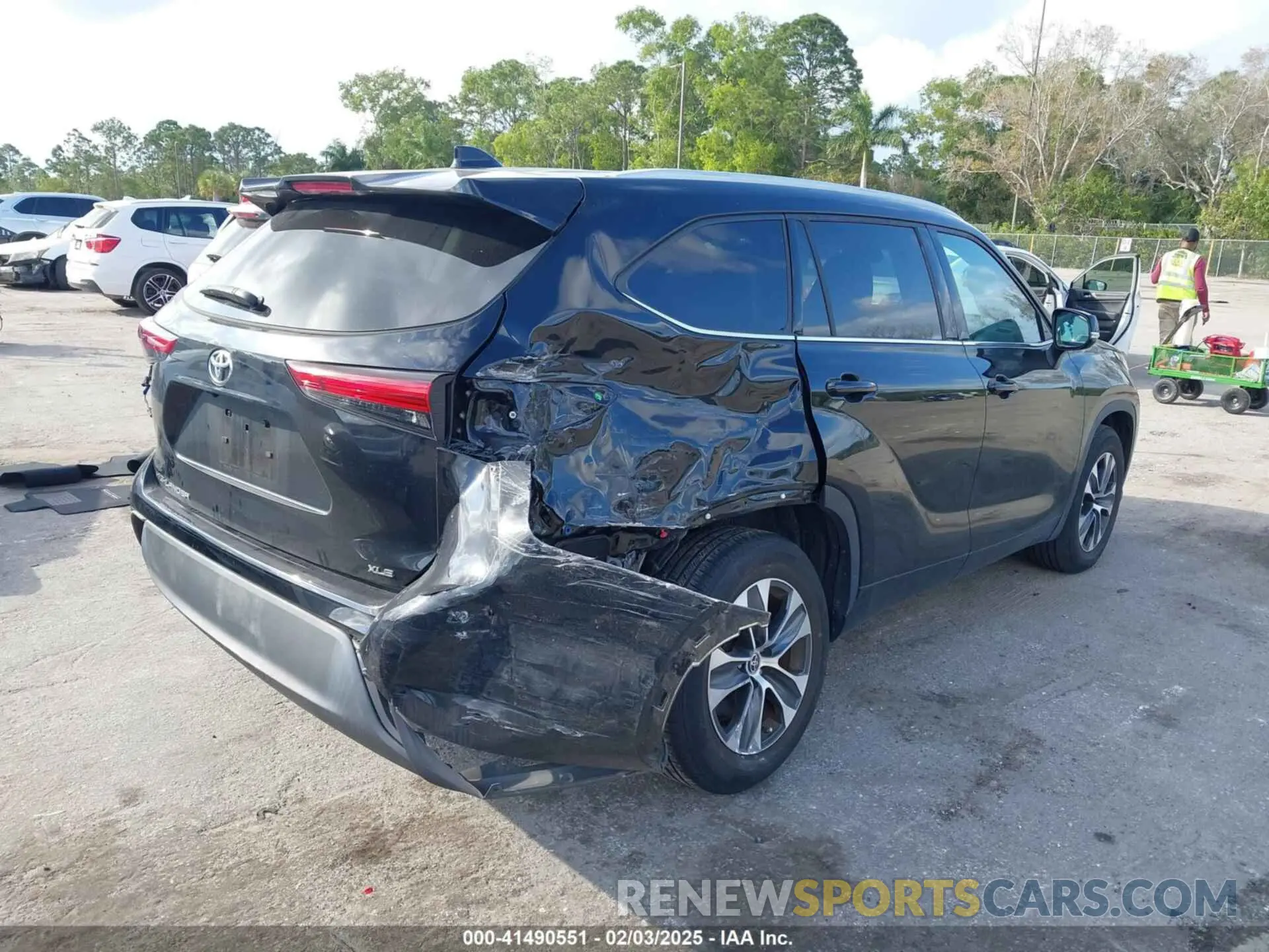 4 Photograph of a damaged car 5TDHZRAH2NS545946 TOYOTA HIGHLANDER 2022