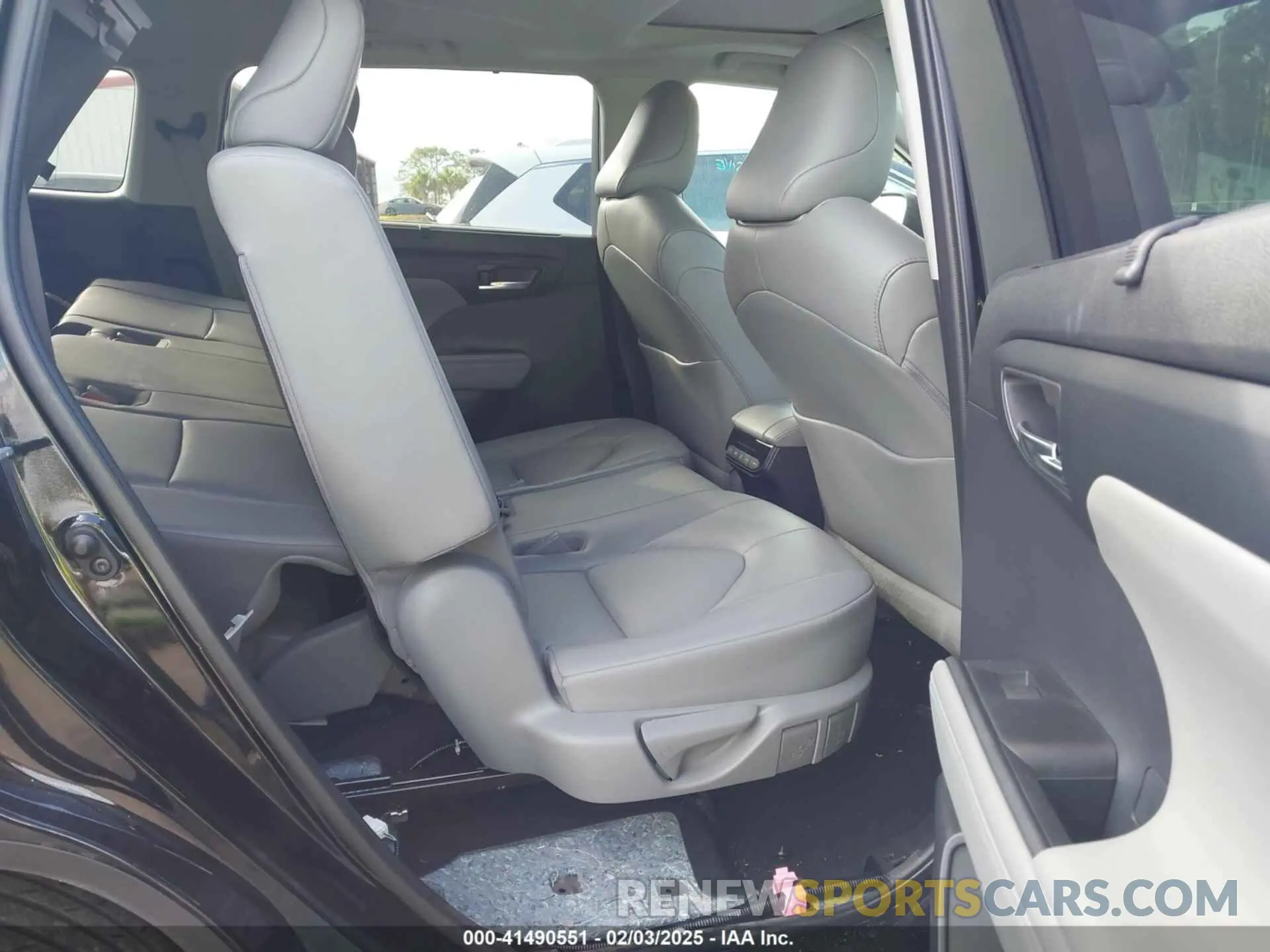 8 Photograph of a damaged car 5TDHZRAH2NS545946 TOYOTA HIGHLANDER 2022