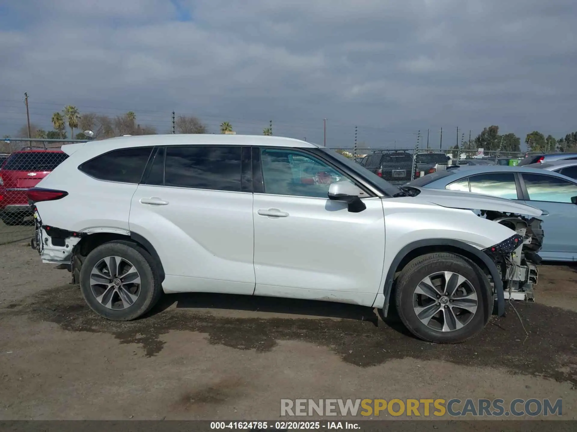 14 Photograph of a damaged car 5TDHZRAH2NS548040 TOYOTA HIGHLANDER 2022
