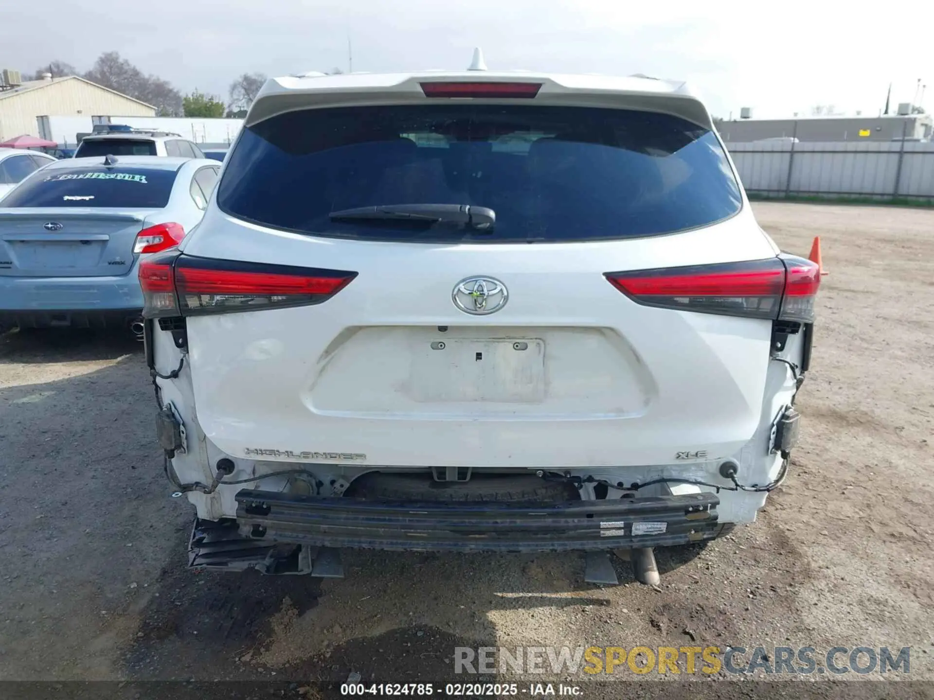 17 Photograph of a damaged car 5TDHZRAH2NS548040 TOYOTA HIGHLANDER 2022