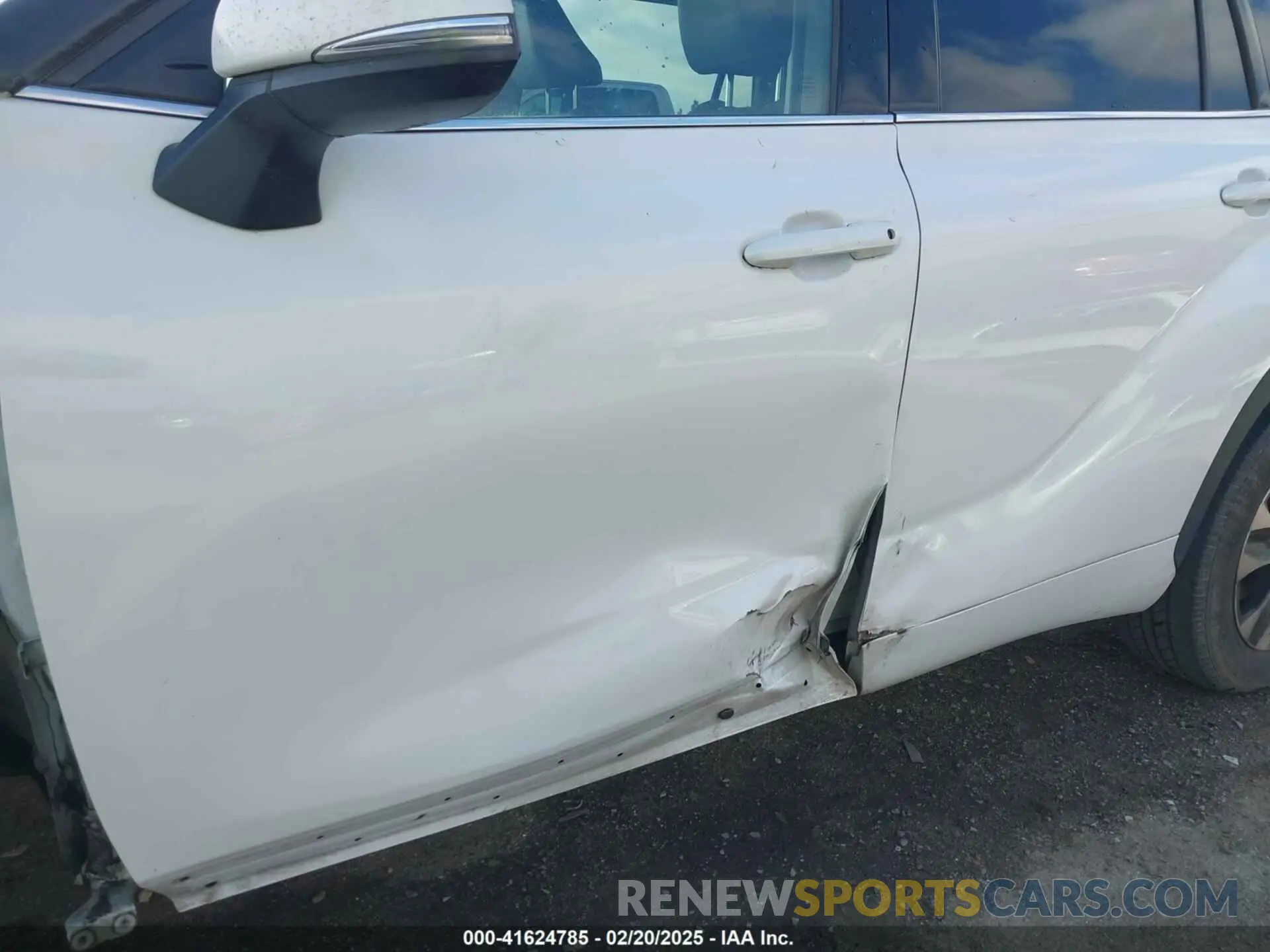 19 Photograph of a damaged car 5TDHZRAH2NS548040 TOYOTA HIGHLANDER 2022