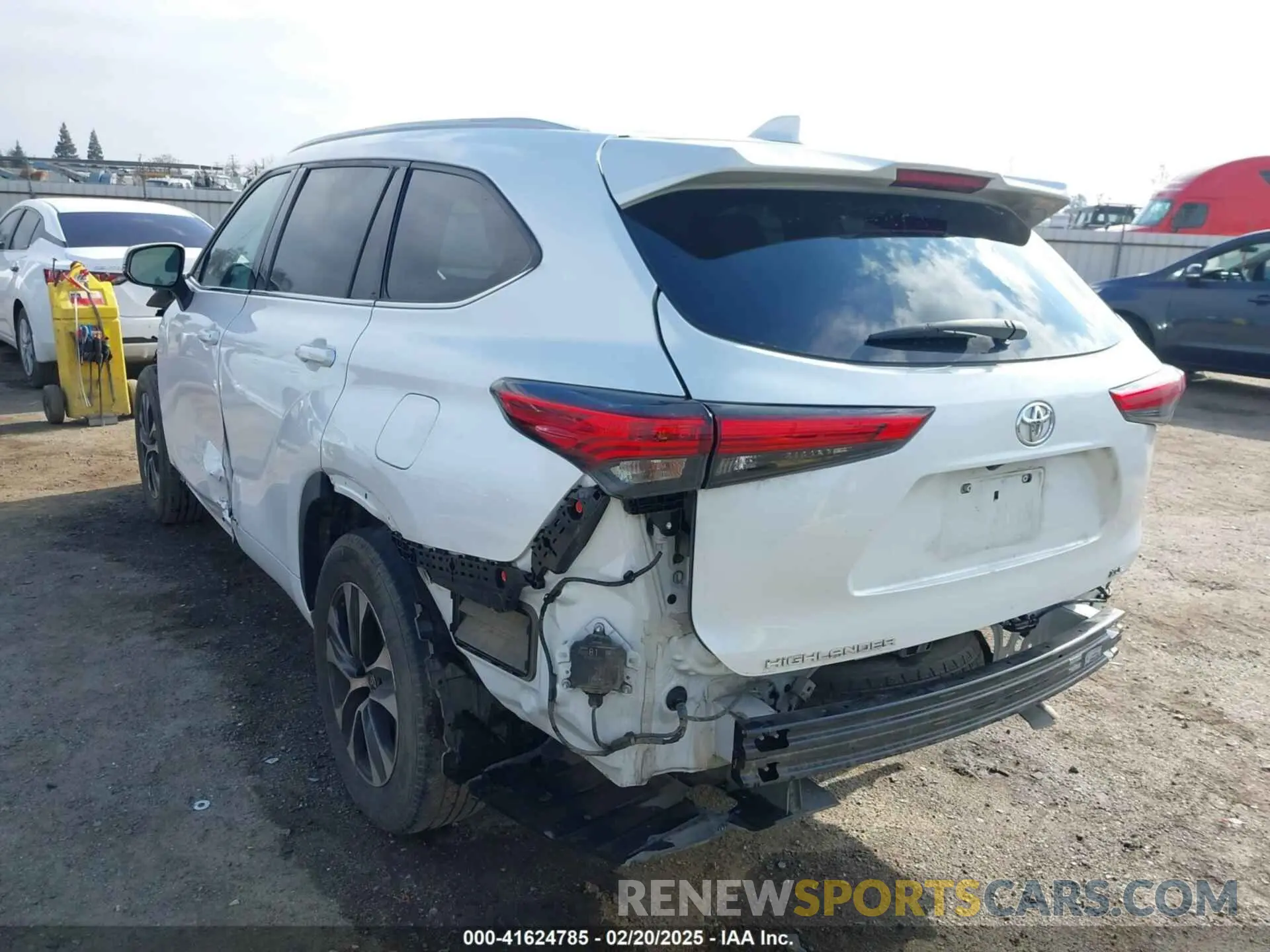 3 Photograph of a damaged car 5TDHZRAH2NS548040 TOYOTA HIGHLANDER 2022