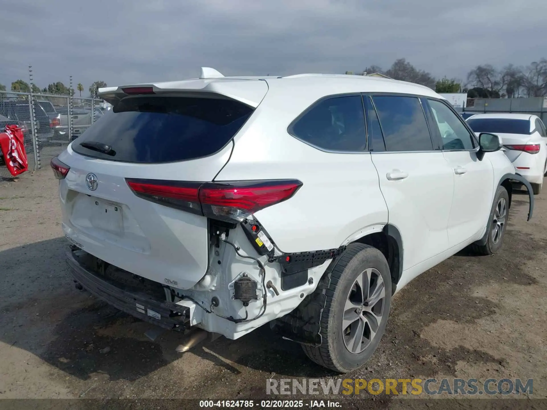 4 Photograph of a damaged car 5TDHZRAH2NS548040 TOYOTA HIGHLANDER 2022