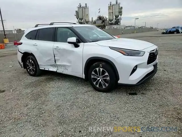 11 Photograph of a damaged car 5TDHZRAH5NS549148 TOYOTA HIGHLANDER 2022