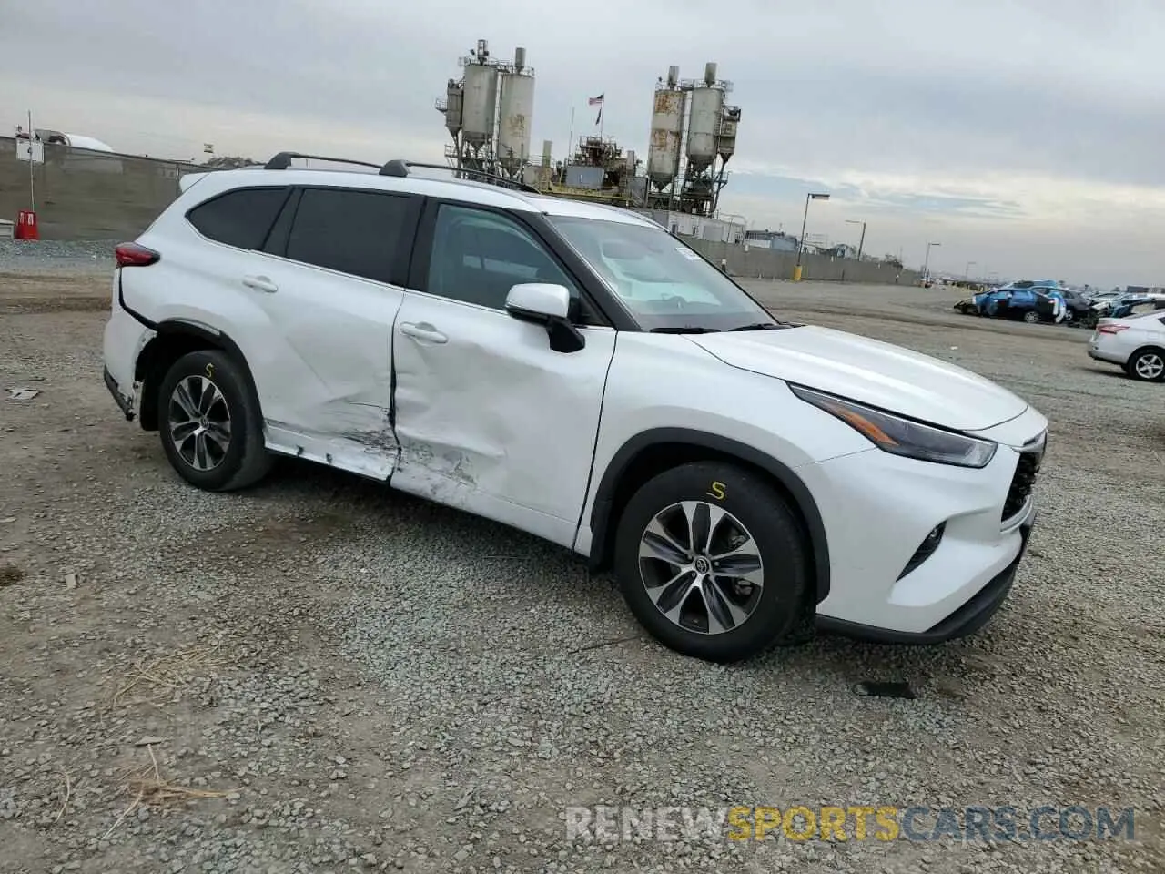 4 Photograph of a damaged car 5TDHZRAH5NS549148 TOYOTA HIGHLANDER 2022