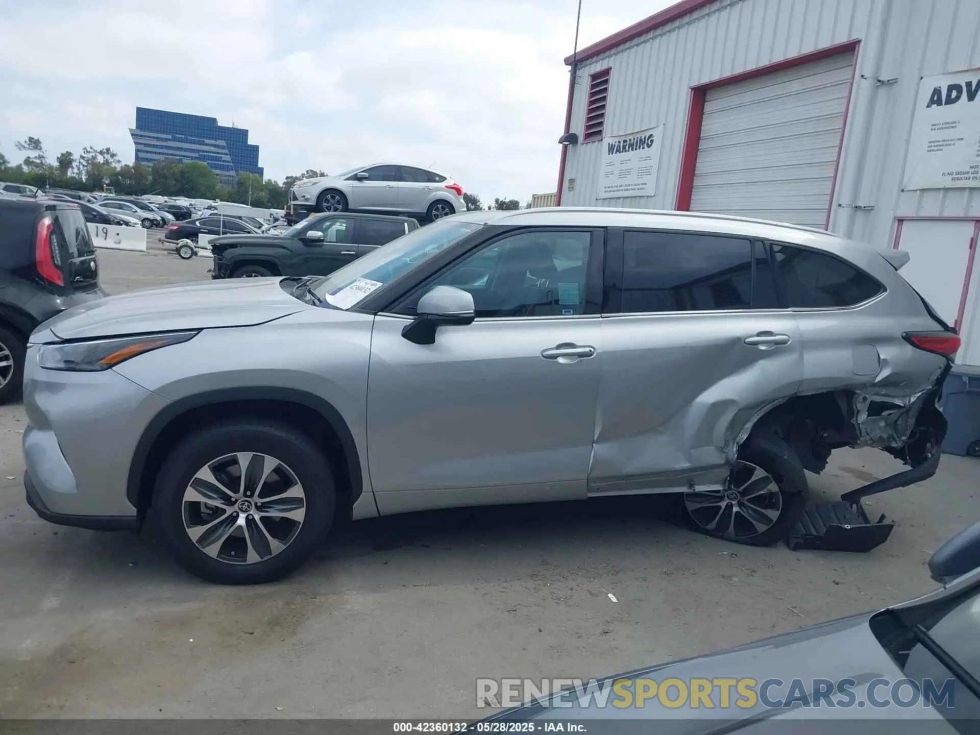 13 Photograph of a damaged car 5TDHZRAH6NS550079 TOYOTA HIGHLANDER 2022