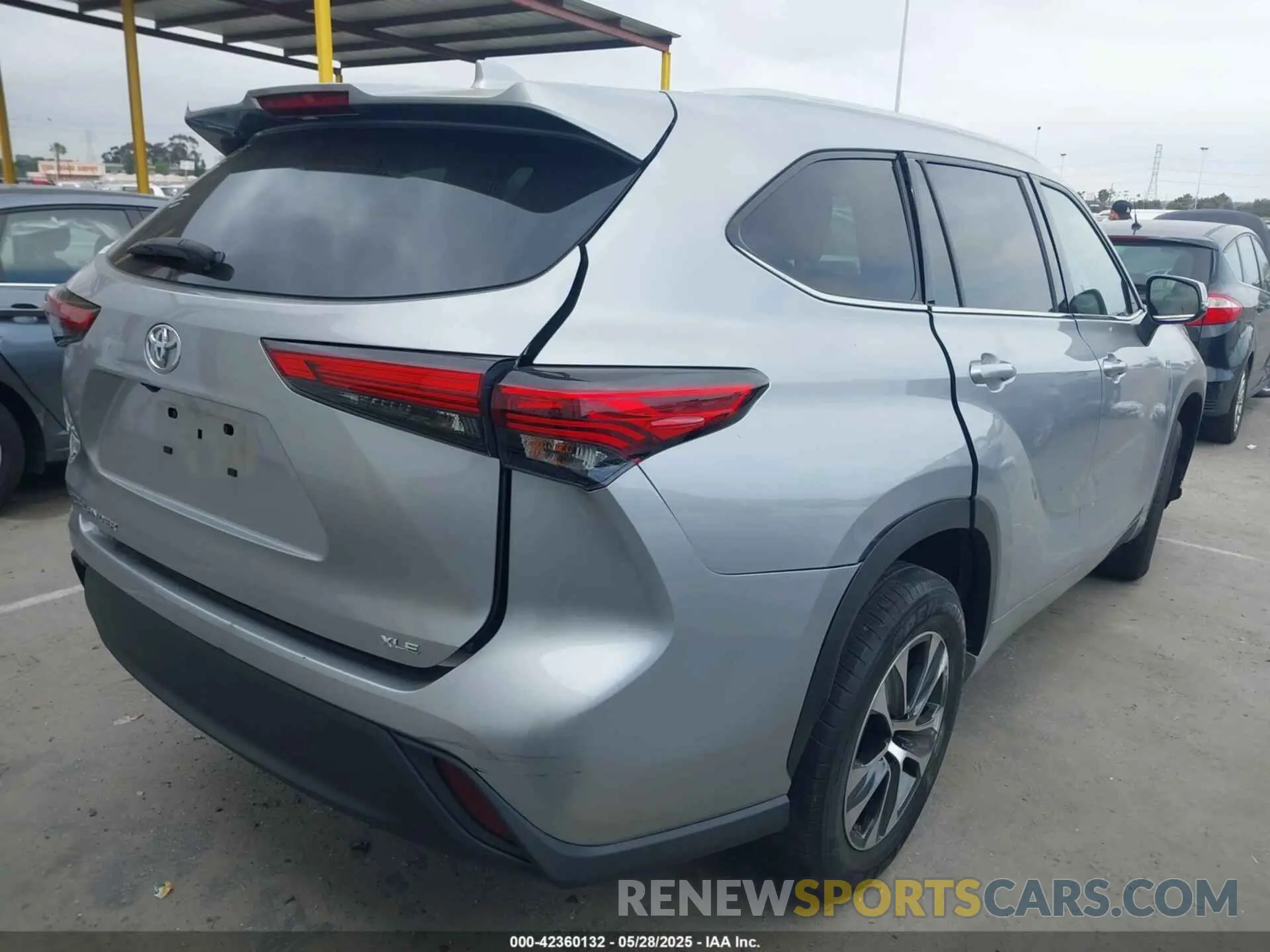 4 Photograph of a damaged car 5TDHZRAH6NS550079 TOYOTA HIGHLANDER 2022