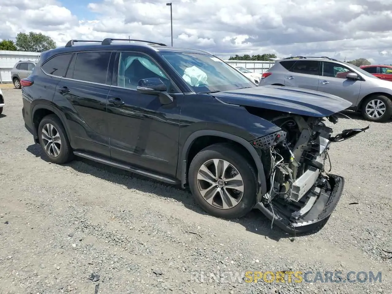 4 Photograph of a damaged car 5TDHZRBH0NS202972 TOYOTA HIGHLANDER 2022