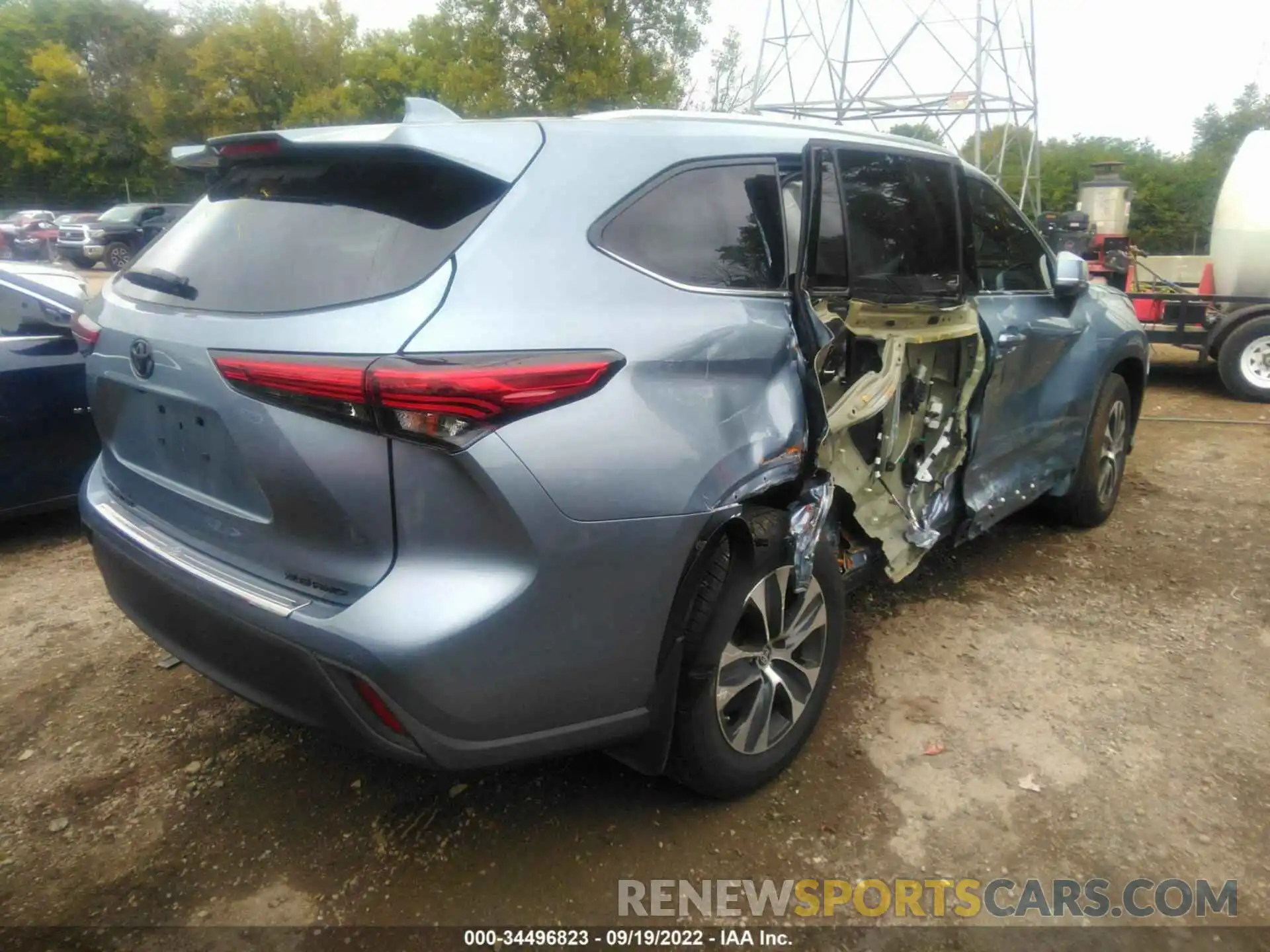 4 Photograph of a damaged car 5TDHZRBH0NS204737 TOYOTA HIGHLANDER 2022