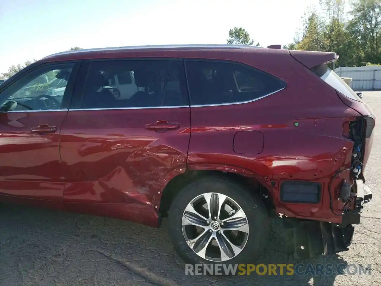 9 Photograph of a damaged car 5TDHZRBH1NS180805 TOYOTA HIGHLANDER 2022