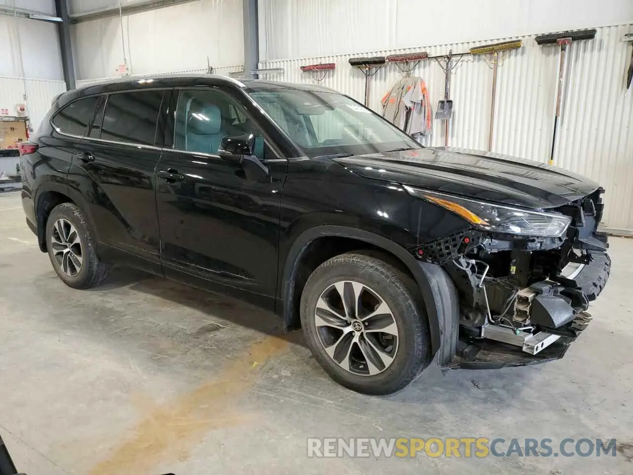 4 Photograph of a damaged car 5TDHZRBH1NS586745 TOYOTA HIGHLANDER 2022