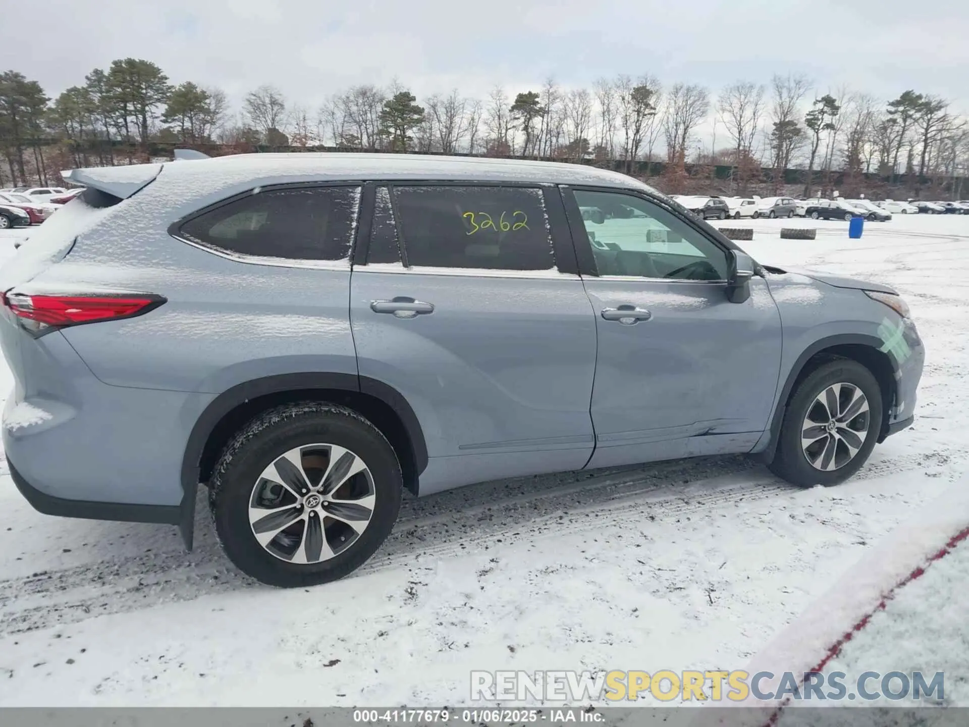 13 Photograph of a damaged car 5TDHZRBH2NS168663 TOYOTA HIGHLANDER 2022